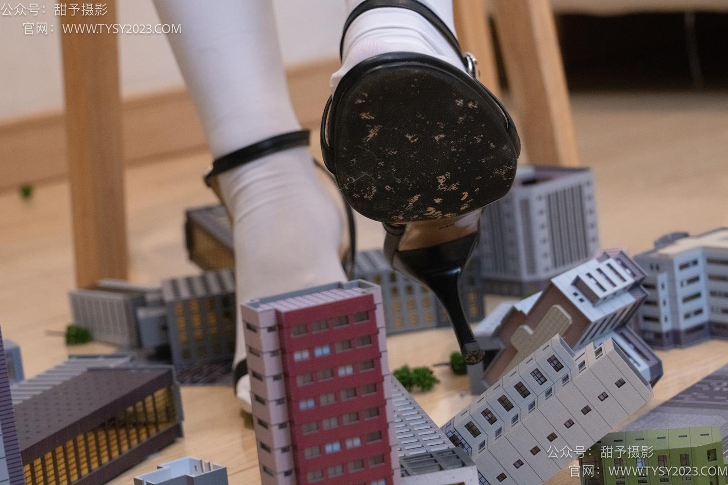 图片[37]-甜予摄影 NO.044 璇璇-修女服、高跟凉鞋、过膝白丝、小人国剧情[148P] – 速更版-美库