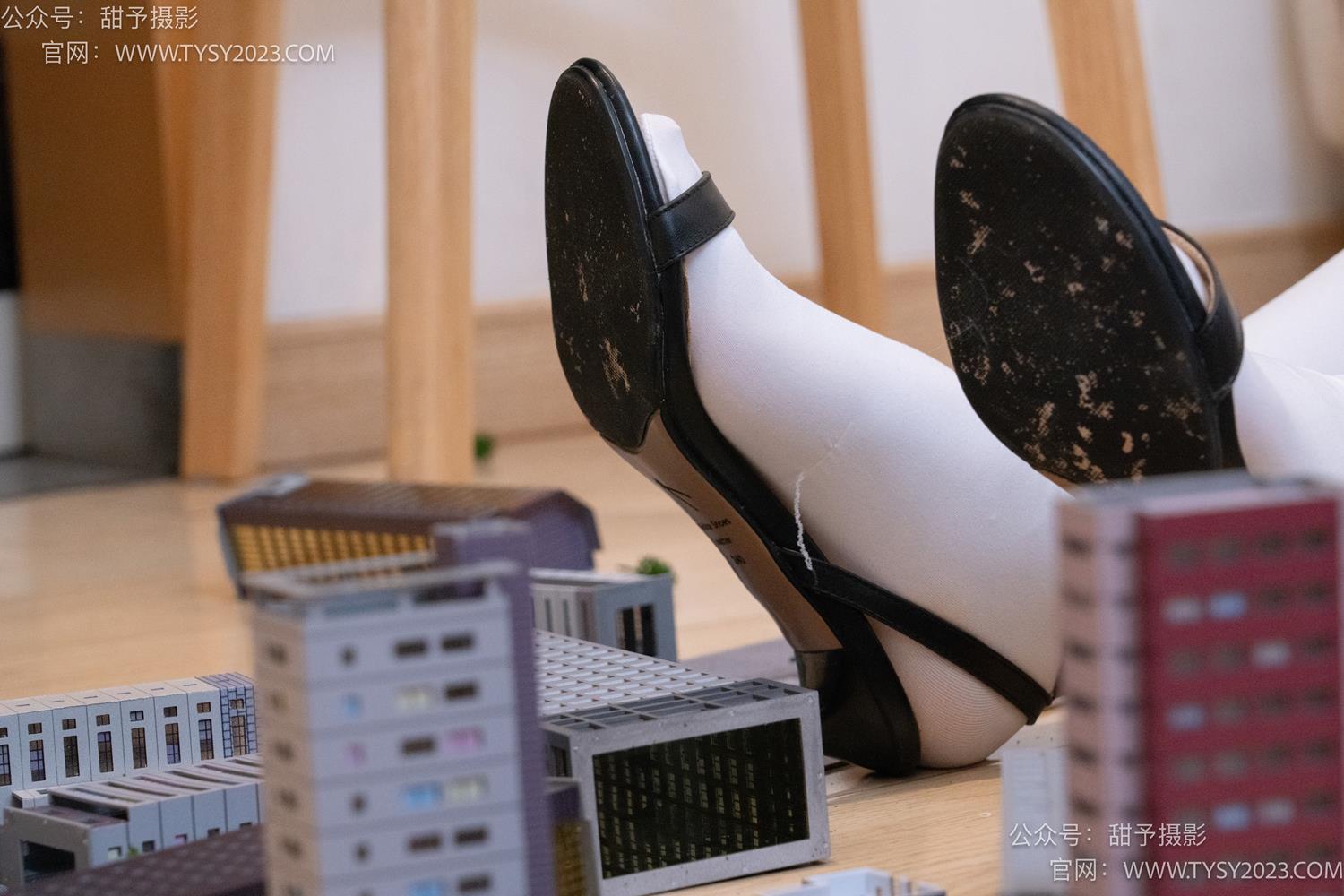 图片[39]-甜予摄影 NO.044 璇璇-修女服、高跟凉鞋、过膝白丝、小人国剧情[148P] – 速更版-美库