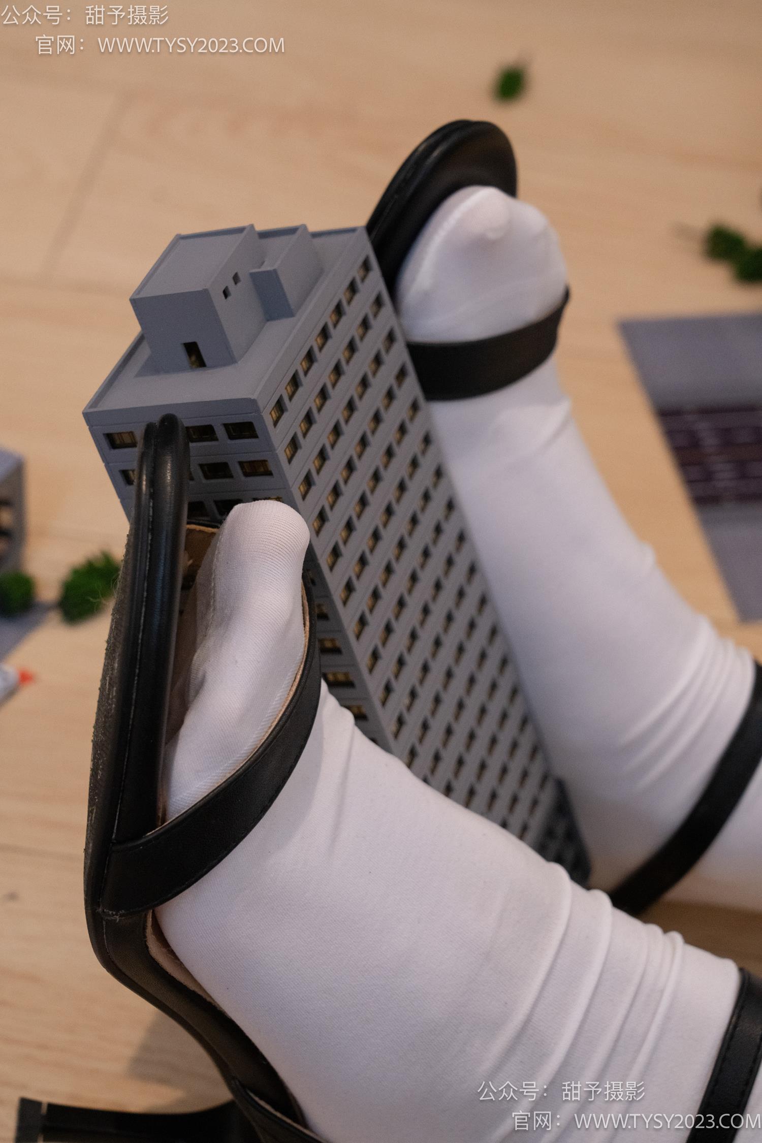 图片[48]-甜予摄影 NO.044 璇璇-修女服、高跟凉鞋、过膝白丝、小人国剧情[148P] – 速更版-美库