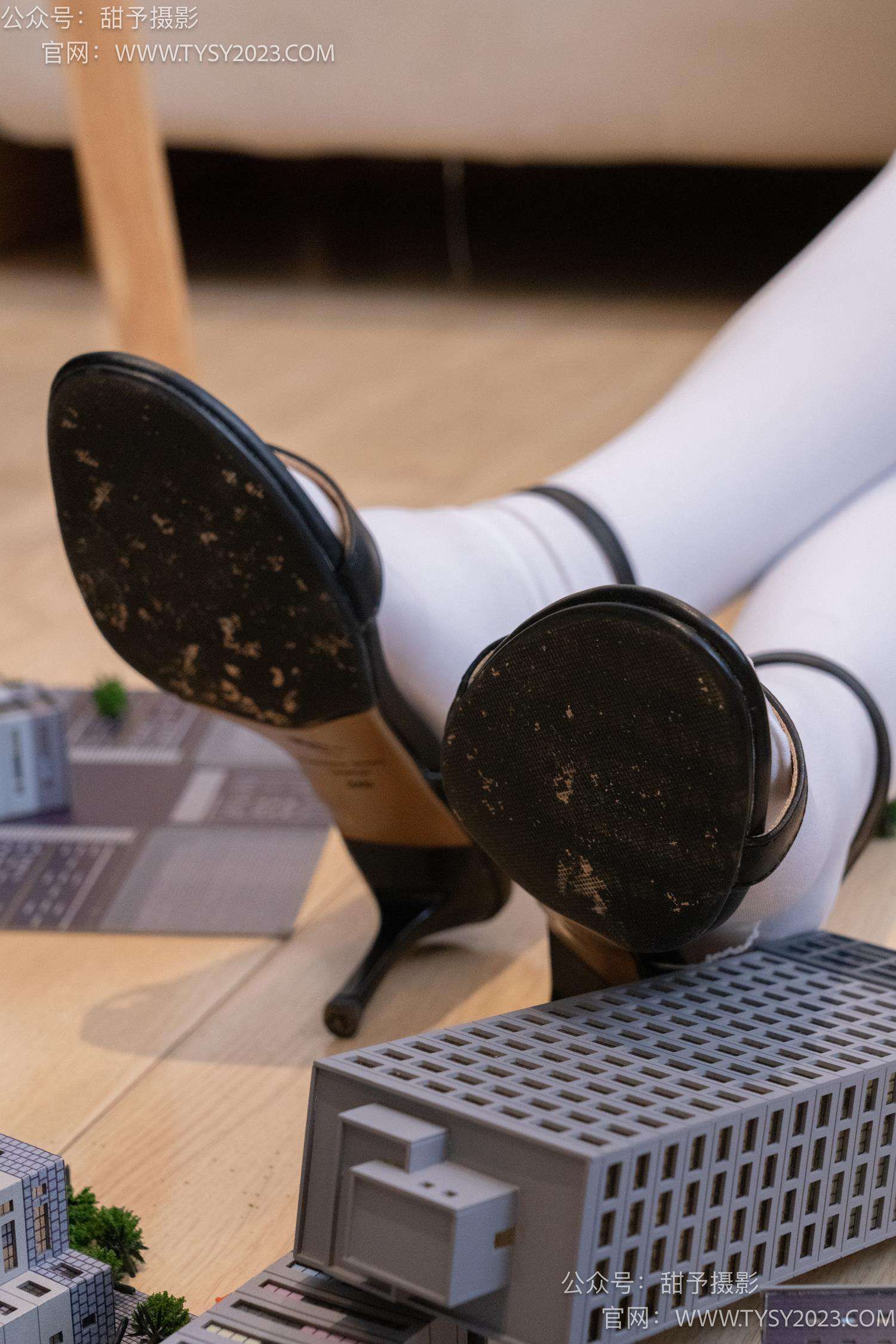 图片[53]-甜予摄影 NO.044 璇璇-修女服、高跟凉鞋、过膝白丝、小人国剧情[148P] – 速更版-美库