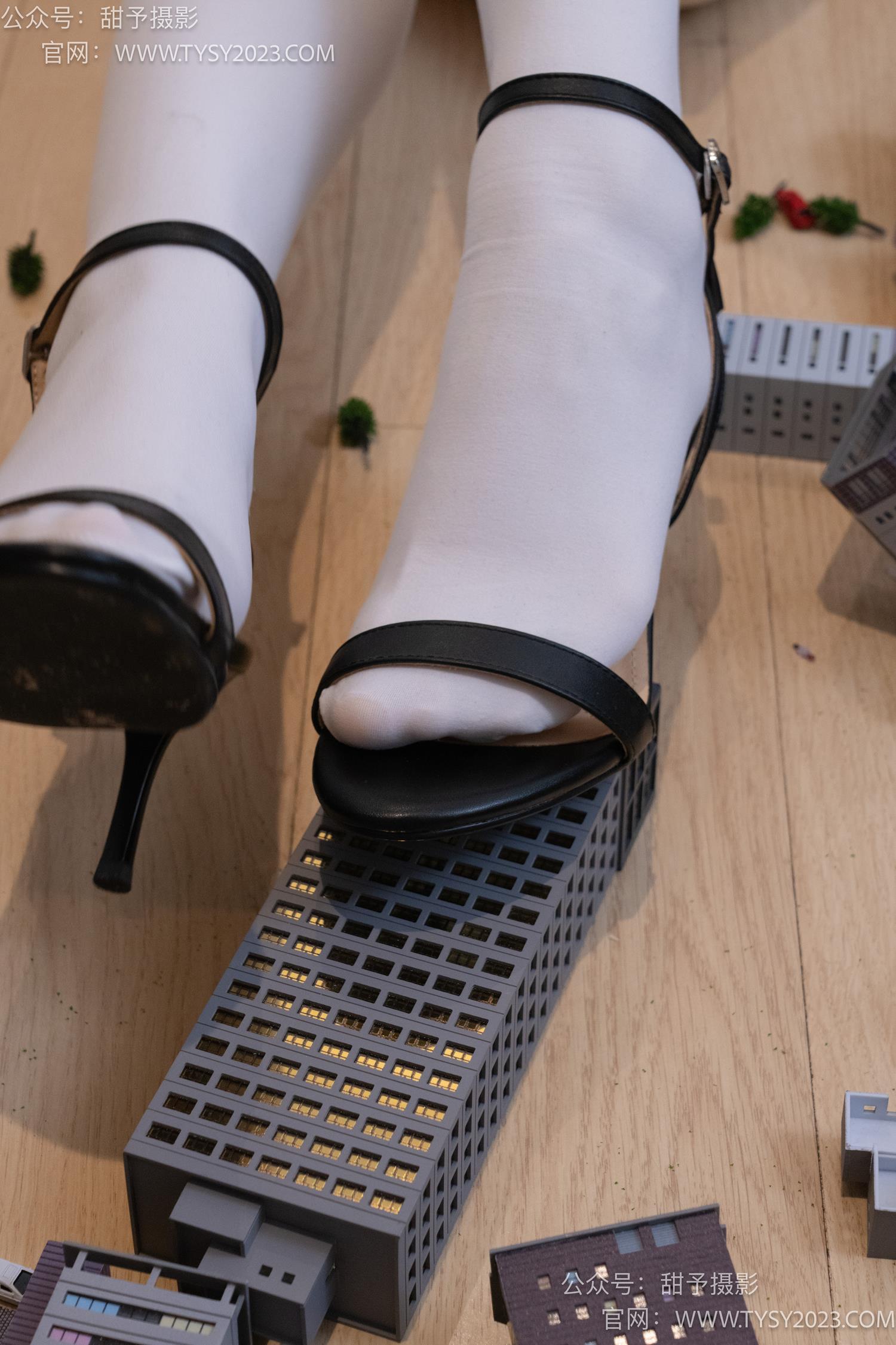 图片[54]-甜予摄影 NO.044 璇璇-修女服、高跟凉鞋、过膝白丝、小人国剧情[148P] – 速更版-美库