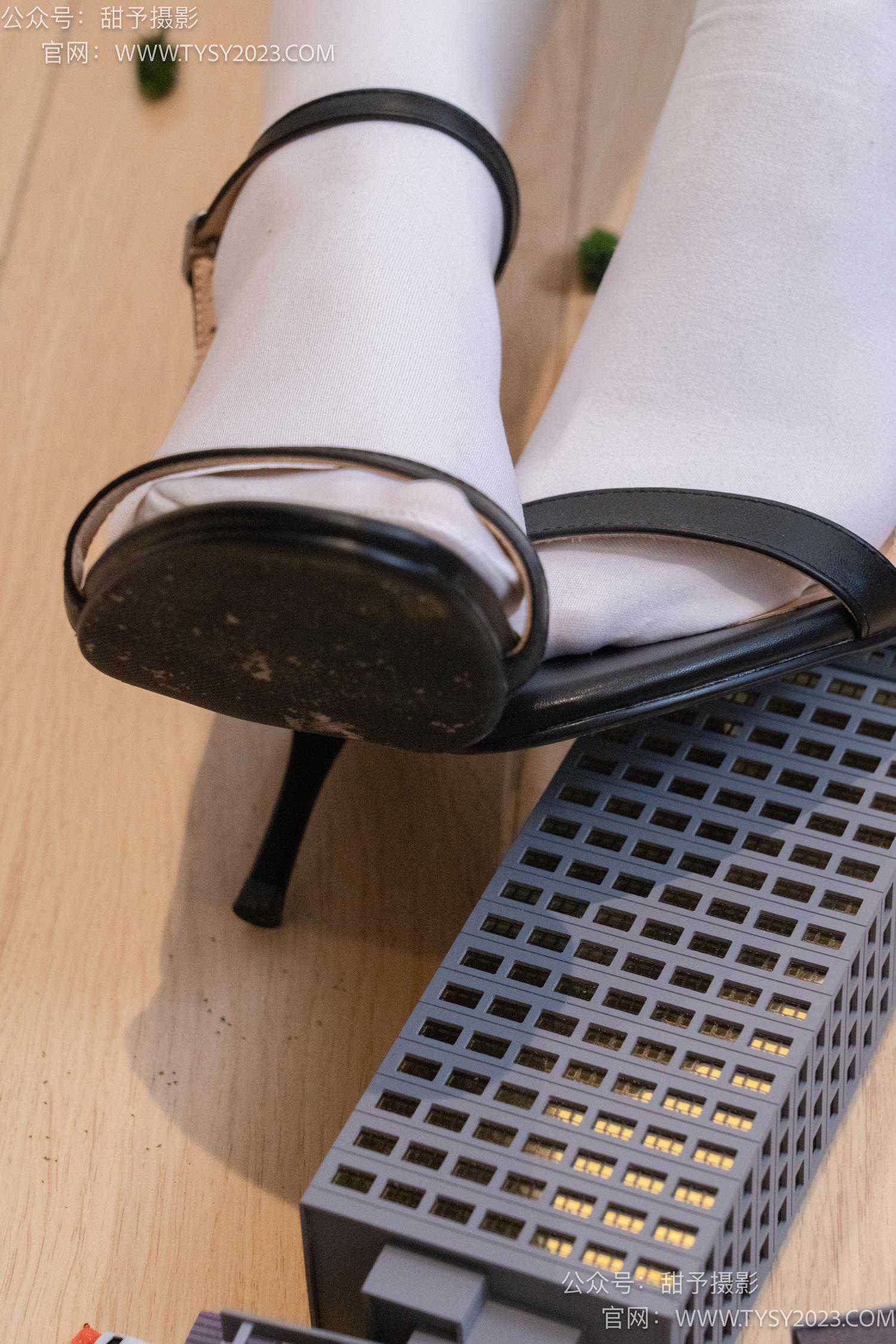 图片[55]-甜予摄影 NO.044 璇璇-修女服、高跟凉鞋、过膝白丝、小人国剧情[148P] – 速更版-美库