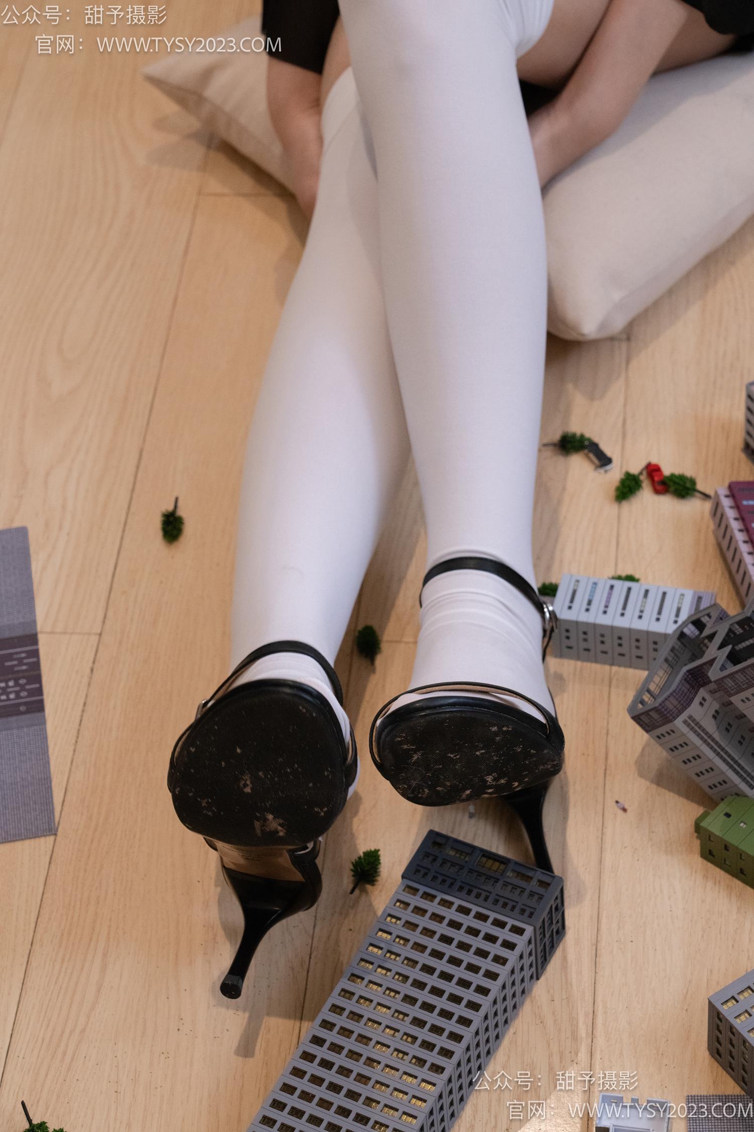 图片[59]-甜予摄影 NO.044 璇璇-修女服、高跟凉鞋、过膝白丝、小人国剧情[148P] – 速更版-美库
