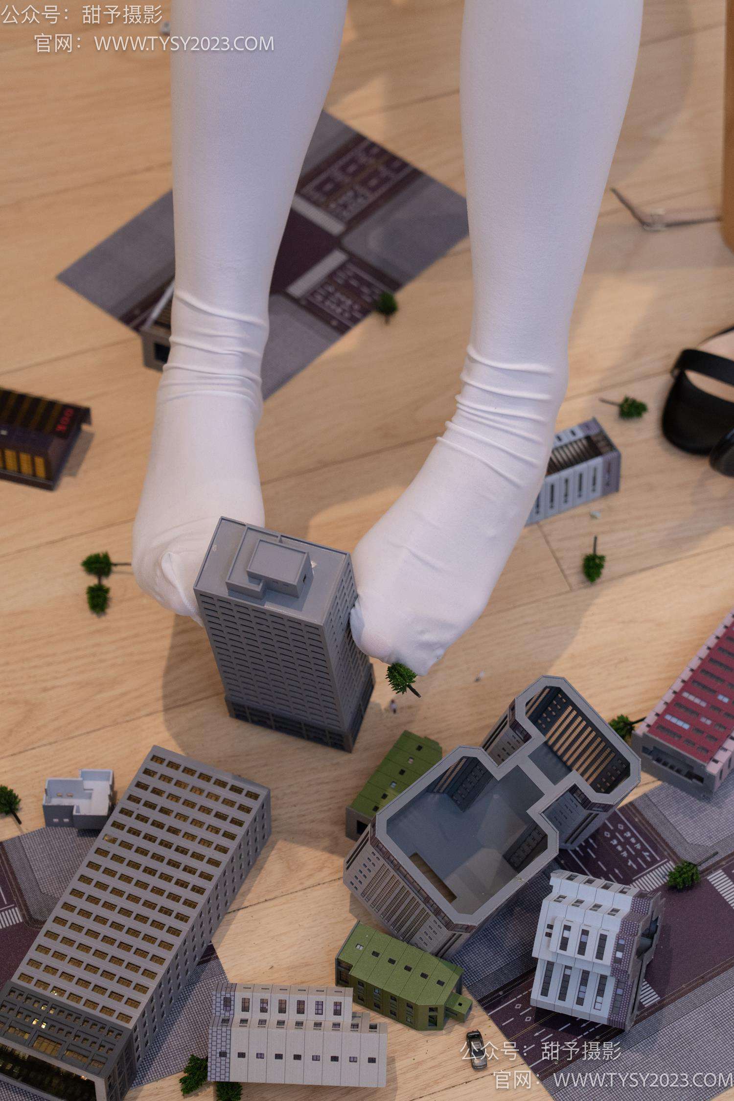 图片[81]-甜予摄影 NO.044 璇璇-修女服、高跟凉鞋、过膝白丝、小人国剧情[148P] – 速更版-美库