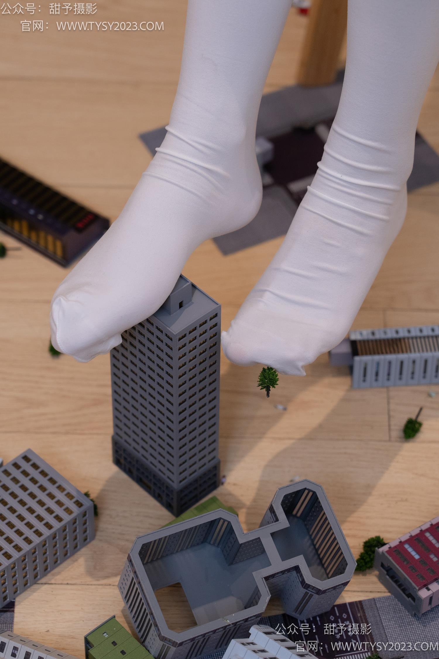 图片[82]-甜予摄影 NO.044 璇璇-修女服、高跟凉鞋、过膝白丝、小人国剧情[148P] – 速更版-美库