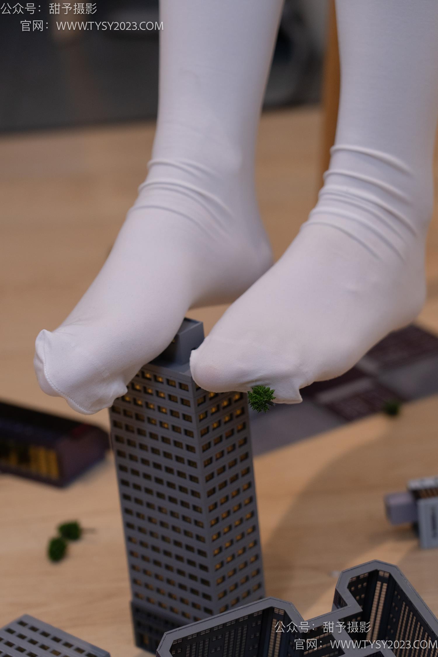 图片[83]-甜予摄影 NO.044 璇璇-修女服、高跟凉鞋、过膝白丝、小人国剧情[148P] – 速更版-美库