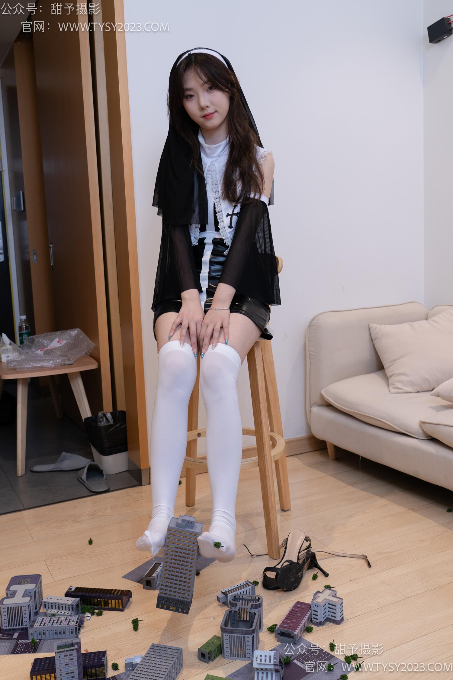 图片[85]-甜予摄影 NO.044 璇璇-修女服、高跟凉鞋、过膝白丝、小人国剧情[148P] – 速更版-美库