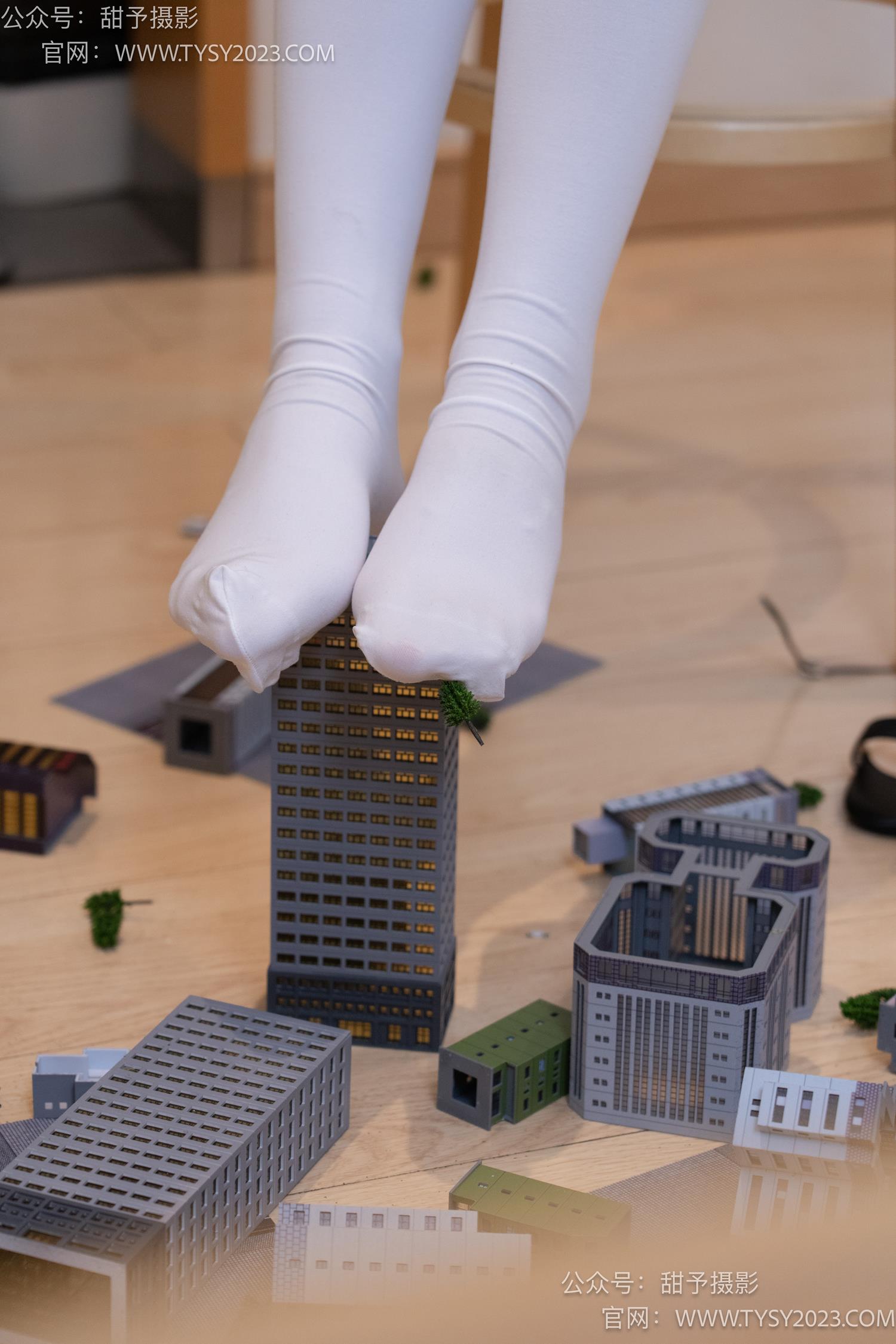 图片[86]-甜予摄影 NO.044 璇璇-修女服、高跟凉鞋、过膝白丝、小人国剧情[148P] – 速更版-美库