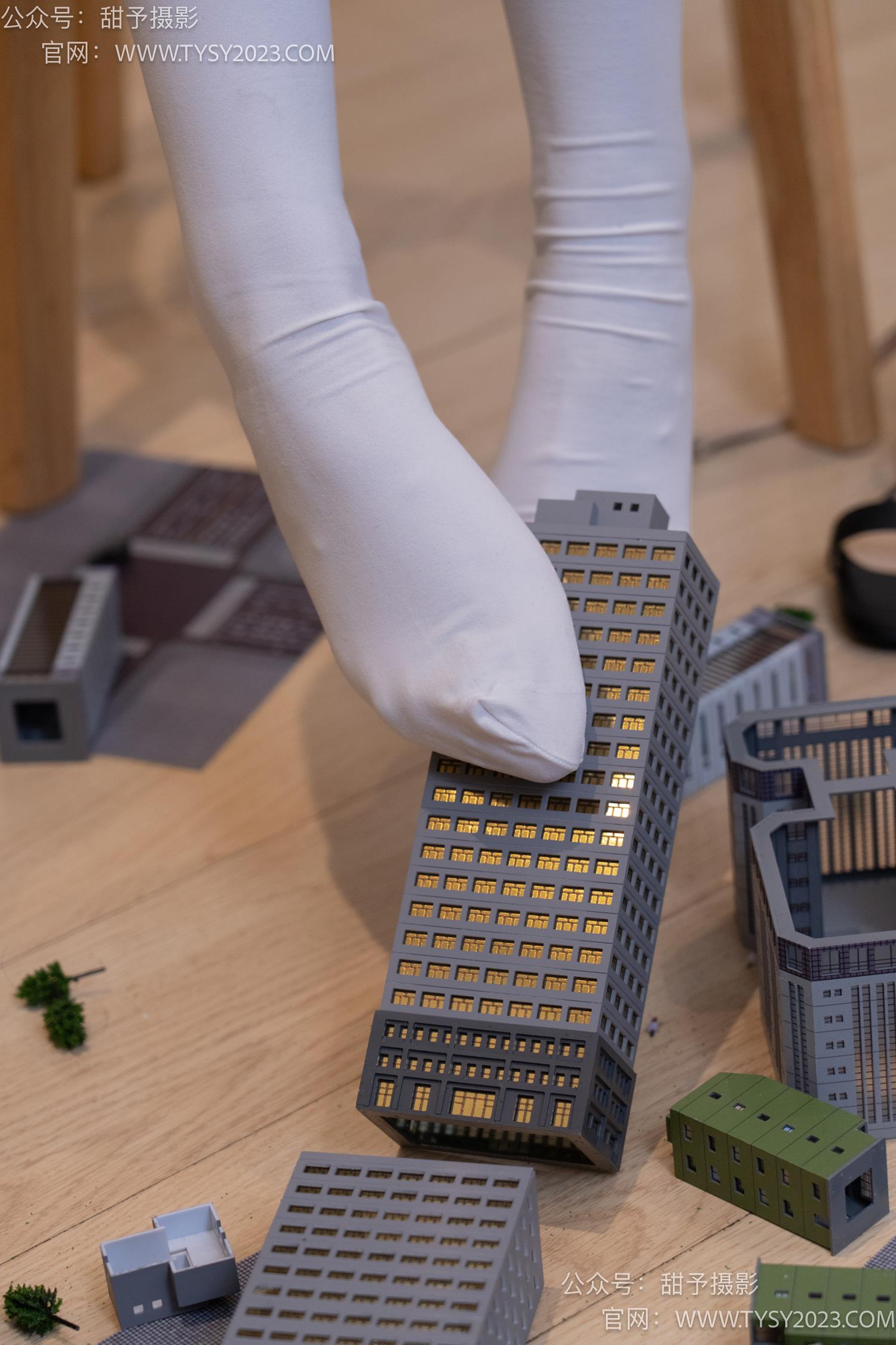 图片[87]-甜予摄影 NO.044 璇璇-修女服、高跟凉鞋、过膝白丝、小人国剧情[148P] – 速更版-美库