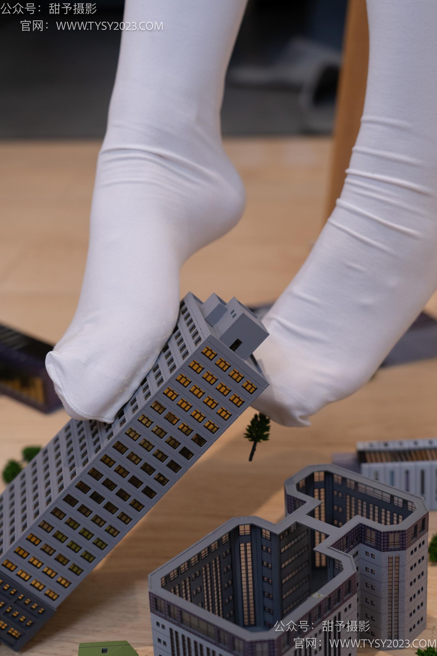 图片[88]-甜予摄影 NO.044 璇璇-修女服、高跟凉鞋、过膝白丝、小人国剧情[148P] – 速更版-美库