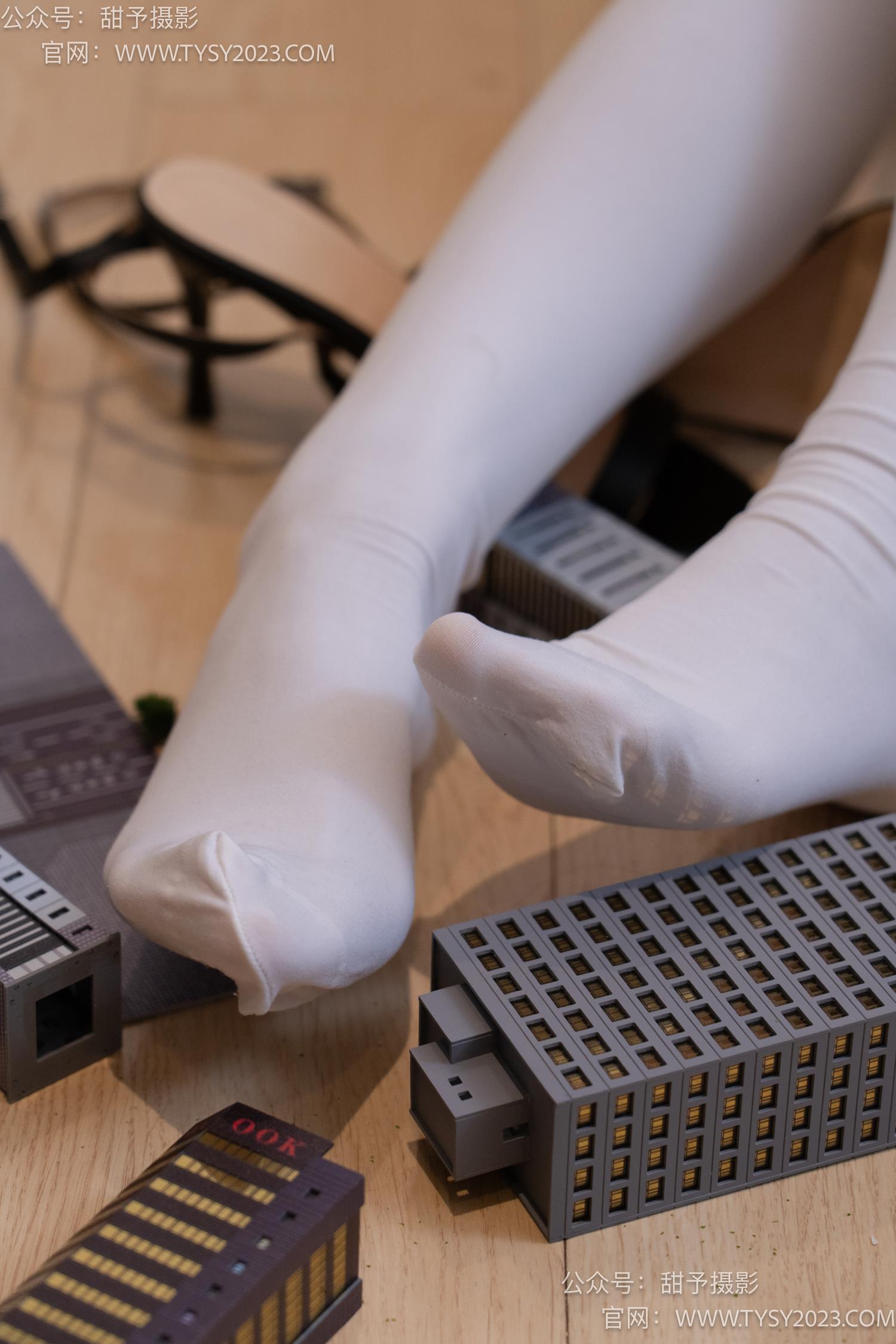 图片[94]-甜予摄影 NO.044 璇璇-修女服、高跟凉鞋、过膝白丝、小人国剧情[148P] – 速更版-美库