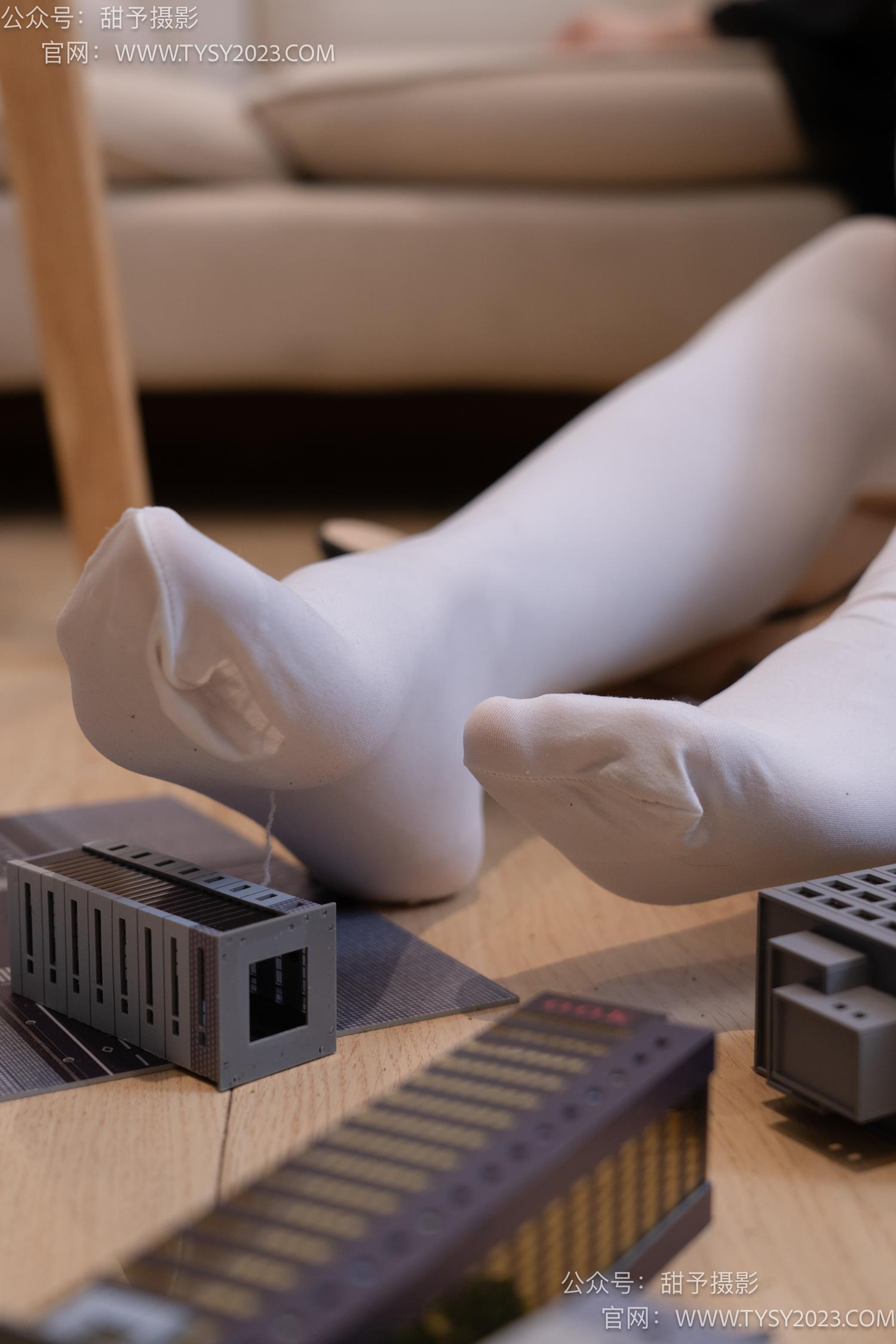 图片[96]-甜予摄影 NO.044 璇璇-修女服、高跟凉鞋、过膝白丝、小人国剧情[148P] – 速更版-美库