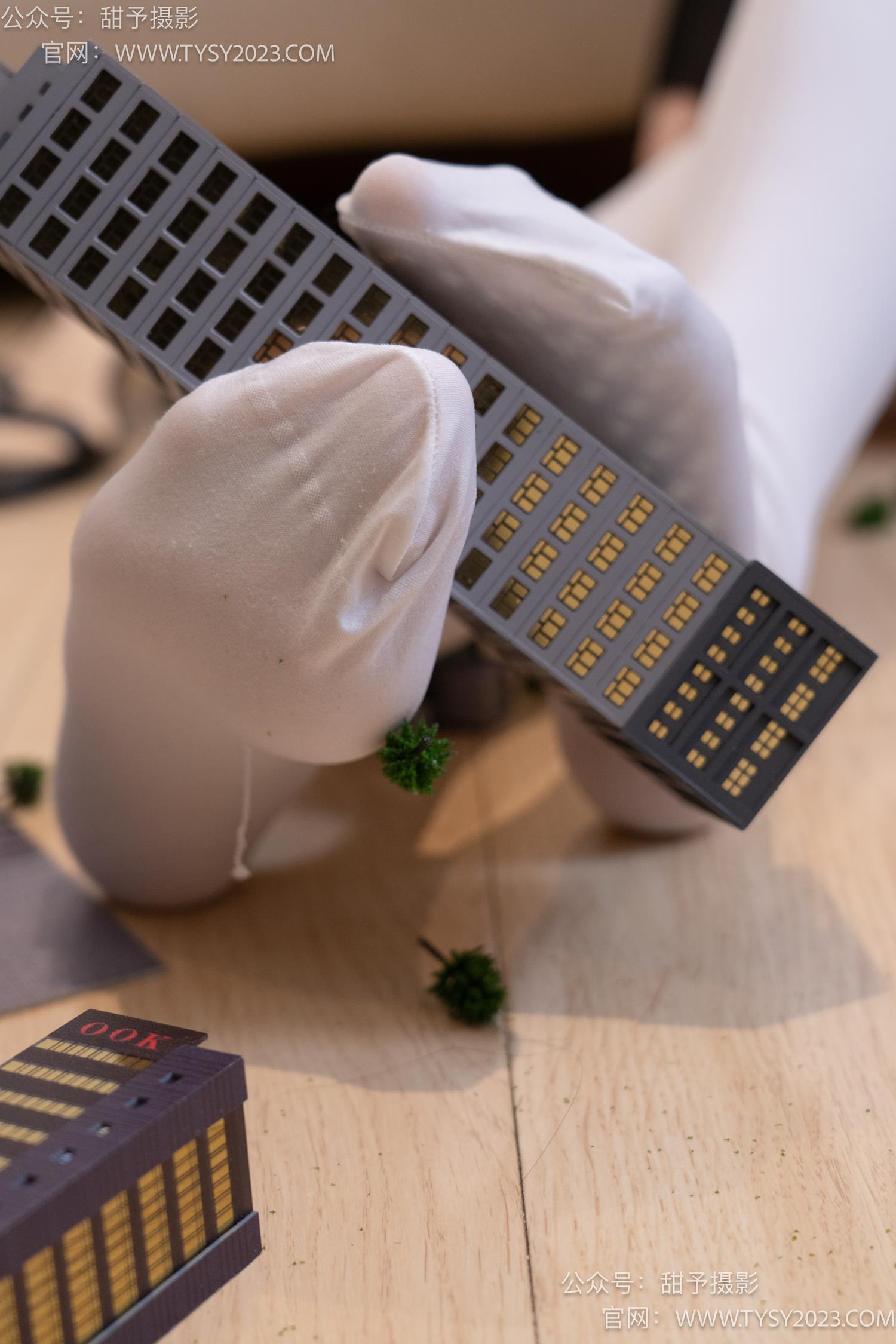 图片[102]-甜予摄影 NO.044 璇璇-修女服、高跟凉鞋、过膝白丝、小人国剧情[148P] – 速更版-美库