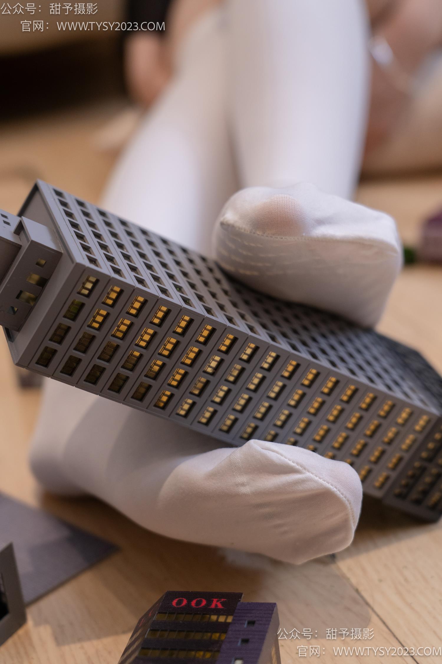 图片[103]-甜予摄影 NO.044 璇璇-修女服、高跟凉鞋、过膝白丝、小人国剧情[148P] – 速更版-美库