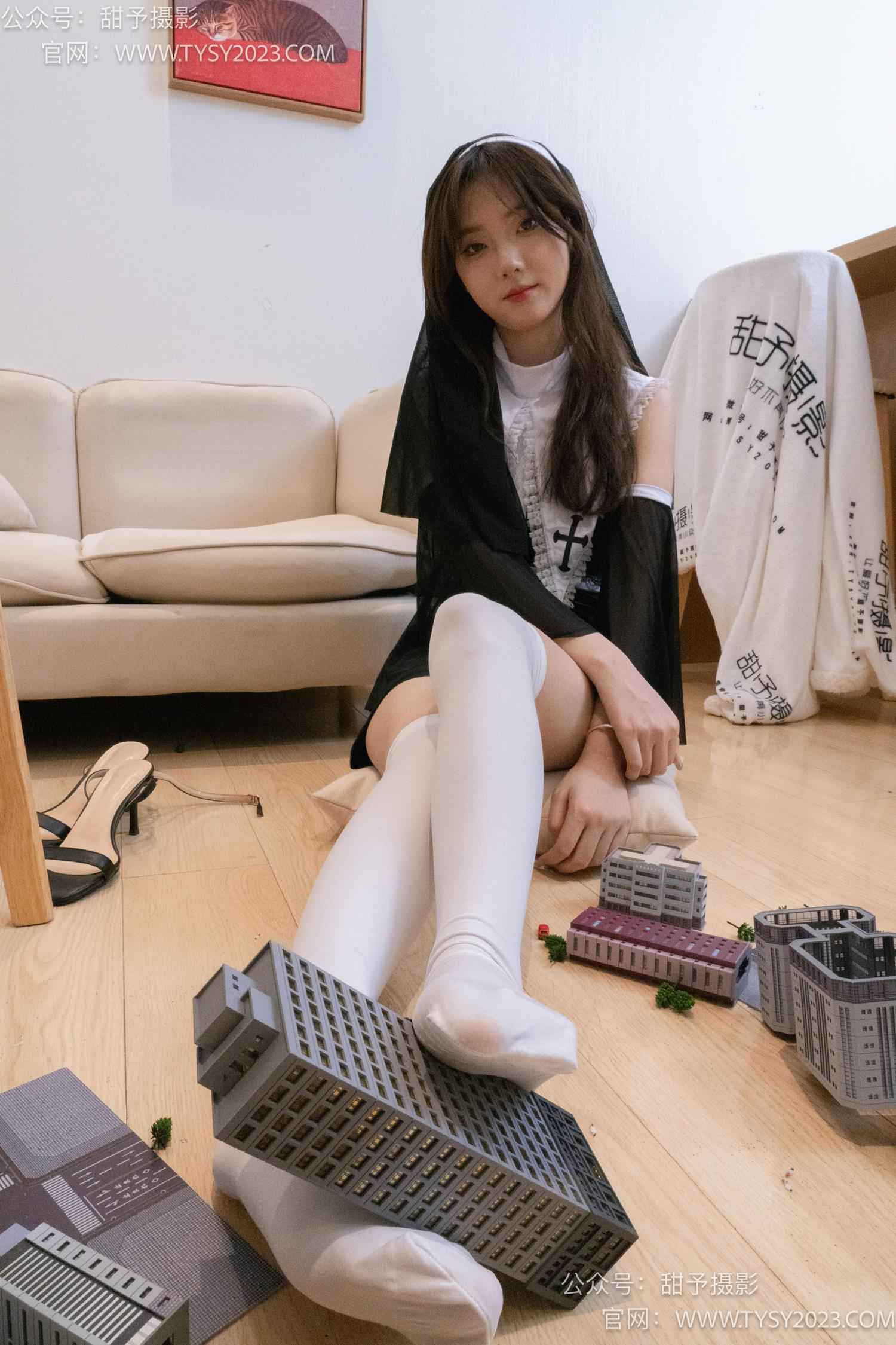 图片[104]-甜予摄影 NO.044 璇璇-修女服、高跟凉鞋、过膝白丝、小人国剧情[148P] – 速更版-美库