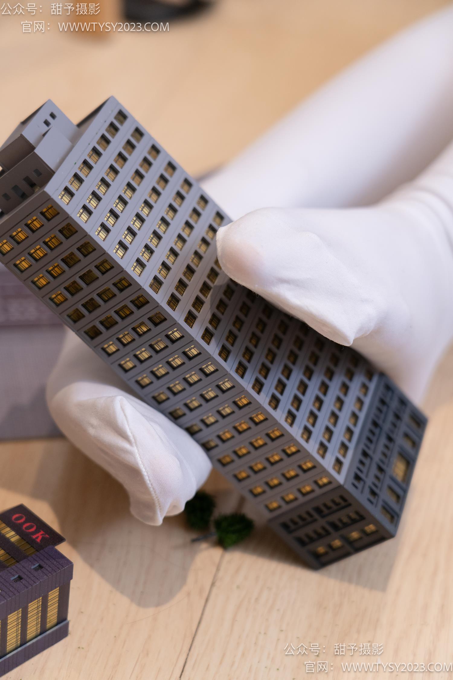 图片[105]-甜予摄影 NO.044 璇璇-修女服、高跟凉鞋、过膝白丝、小人国剧情[148P] – 速更版-美库