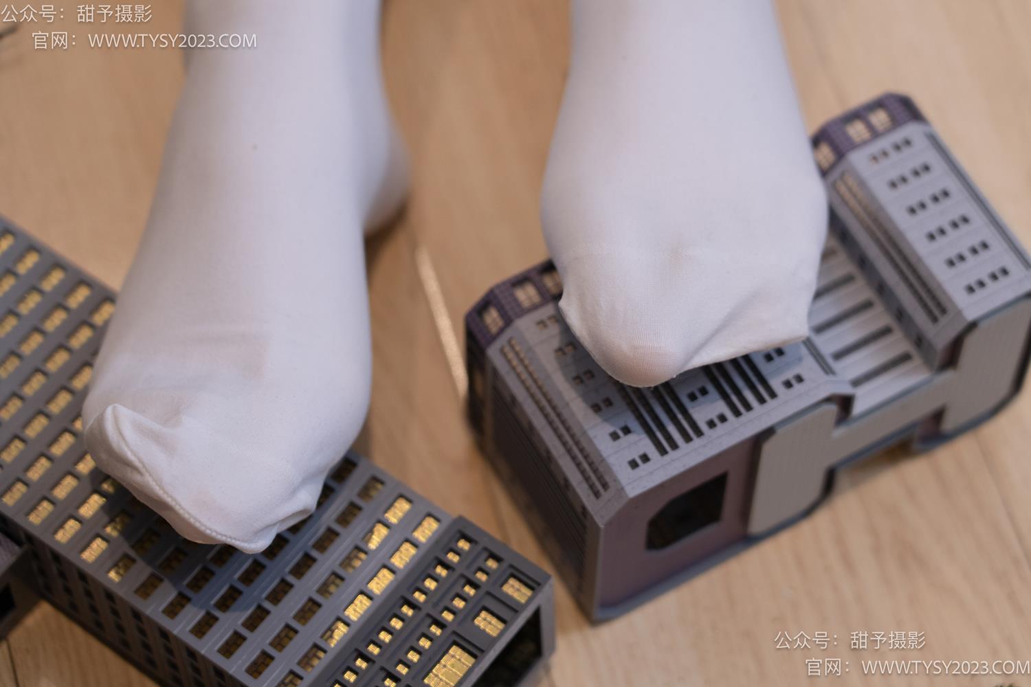 图片[107]-甜予摄影 NO.044 璇璇-修女服、高跟凉鞋、过膝白丝、小人国剧情[148P] – 速更版-美库