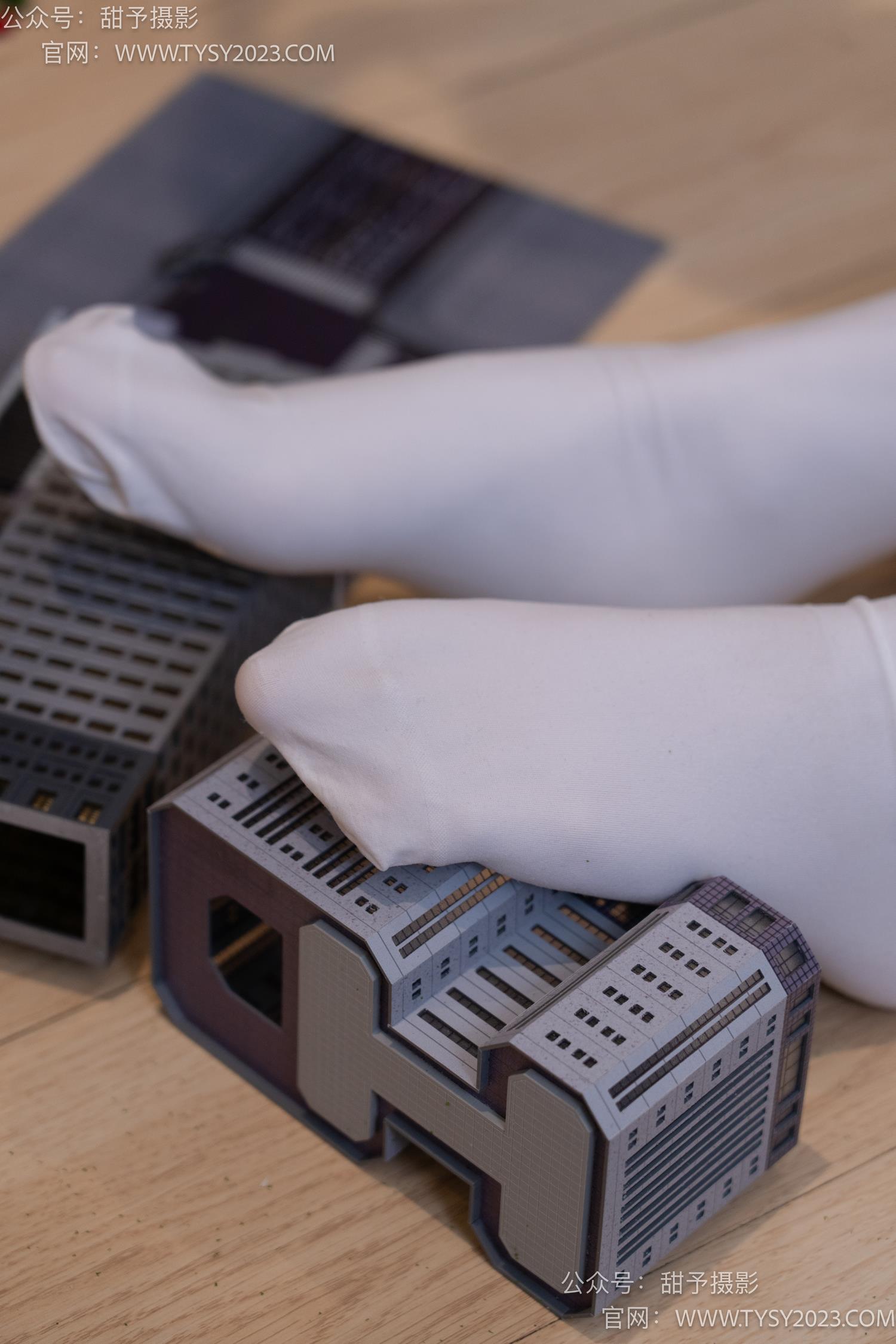 图片[108]-甜予摄影 NO.044 璇璇-修女服、高跟凉鞋、过膝白丝、小人国剧情[148P] – 速更版-美库