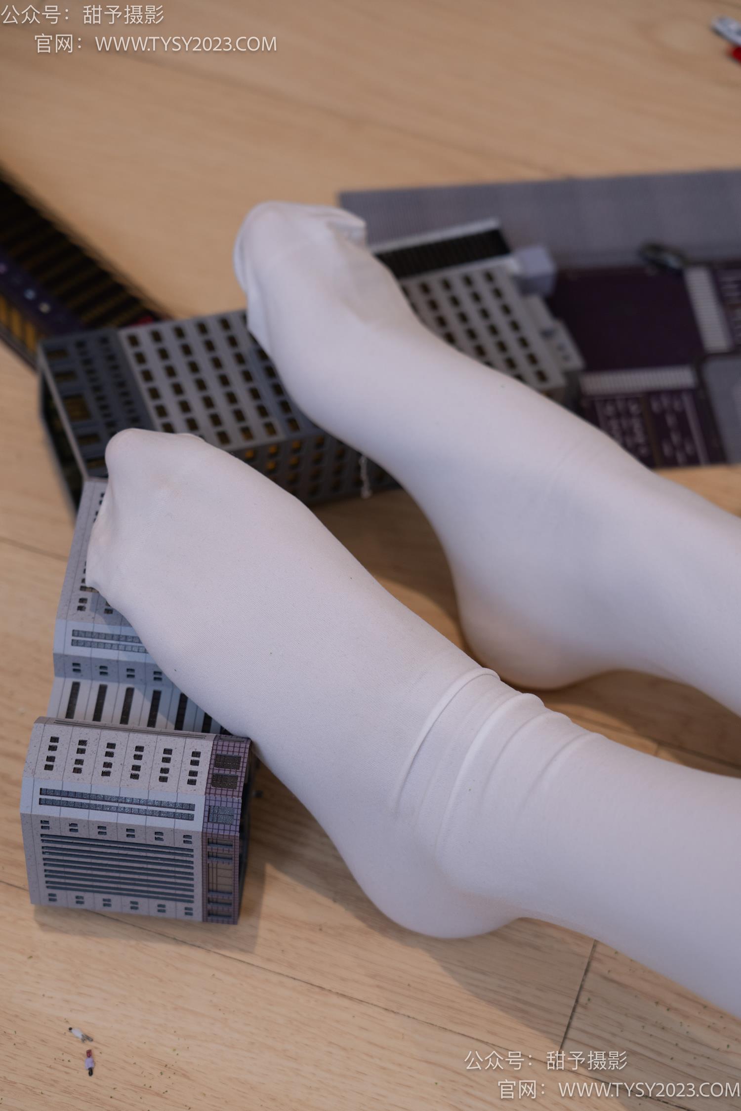 图片[109]-甜予摄影 NO.044 璇璇-修女服、高跟凉鞋、过膝白丝、小人国剧情[148P] – 速更版-美库