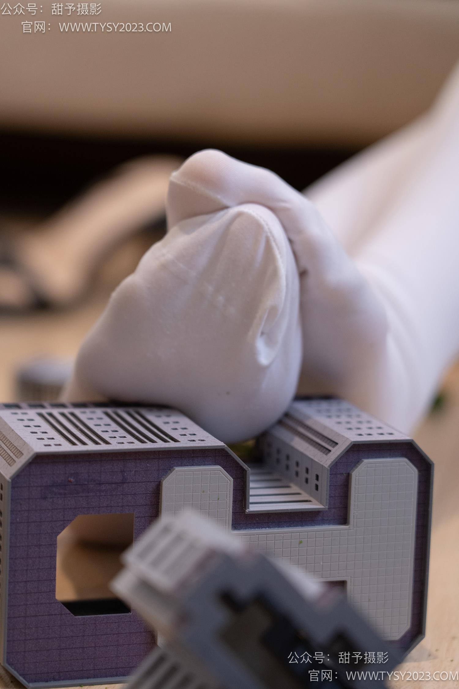 图片[110]-甜予摄影 NO.044 璇璇-修女服、高跟凉鞋、过膝白丝、小人国剧情[148P] – 速更版-美库