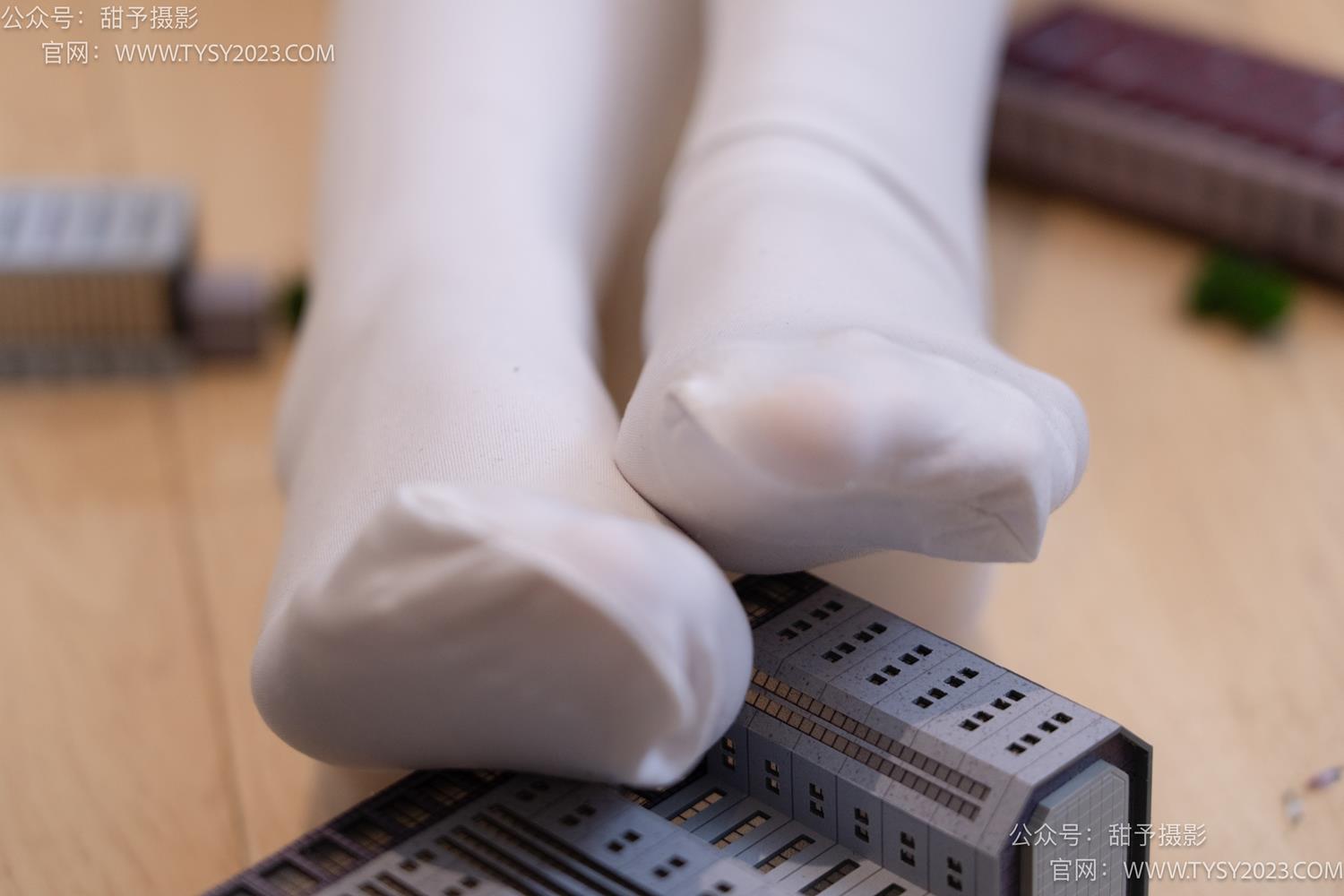 图片[111]-甜予摄影 NO.044 璇璇-修女服、高跟凉鞋、过膝白丝、小人国剧情[148P] – 速更版-美库