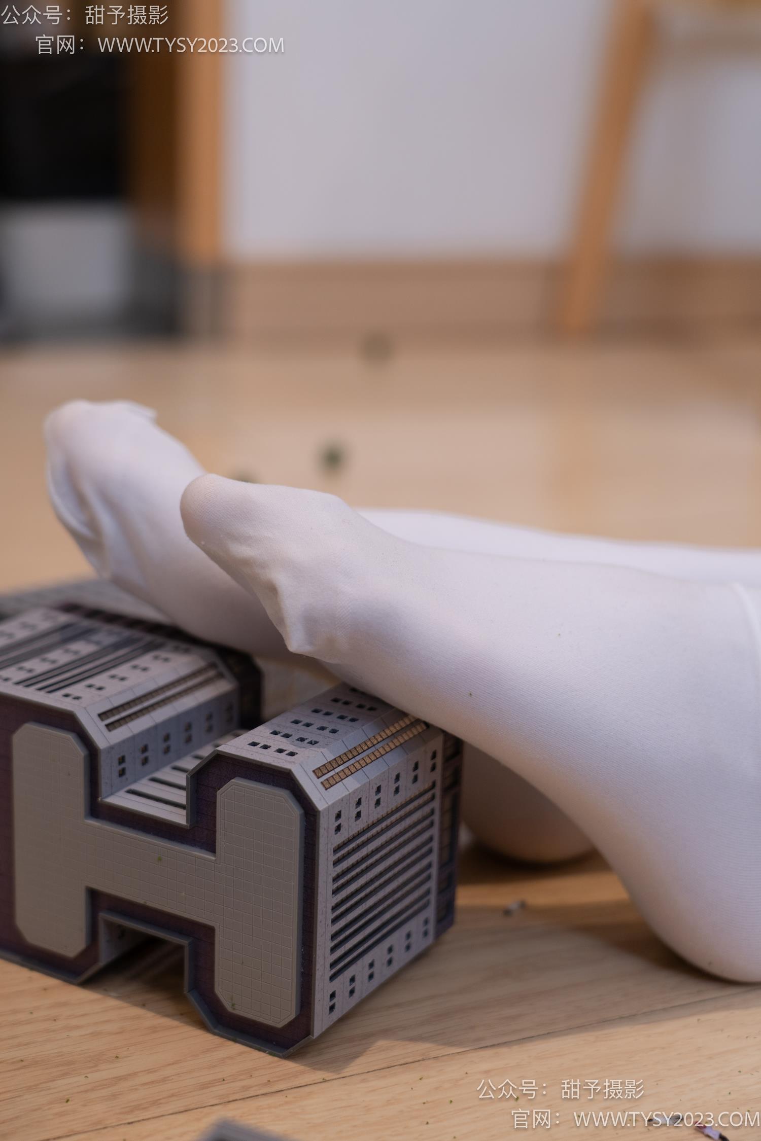 图片[113]-甜予摄影 NO.044 璇璇-修女服、高跟凉鞋、过膝白丝、小人国剧情[148P] – 速更版-美库