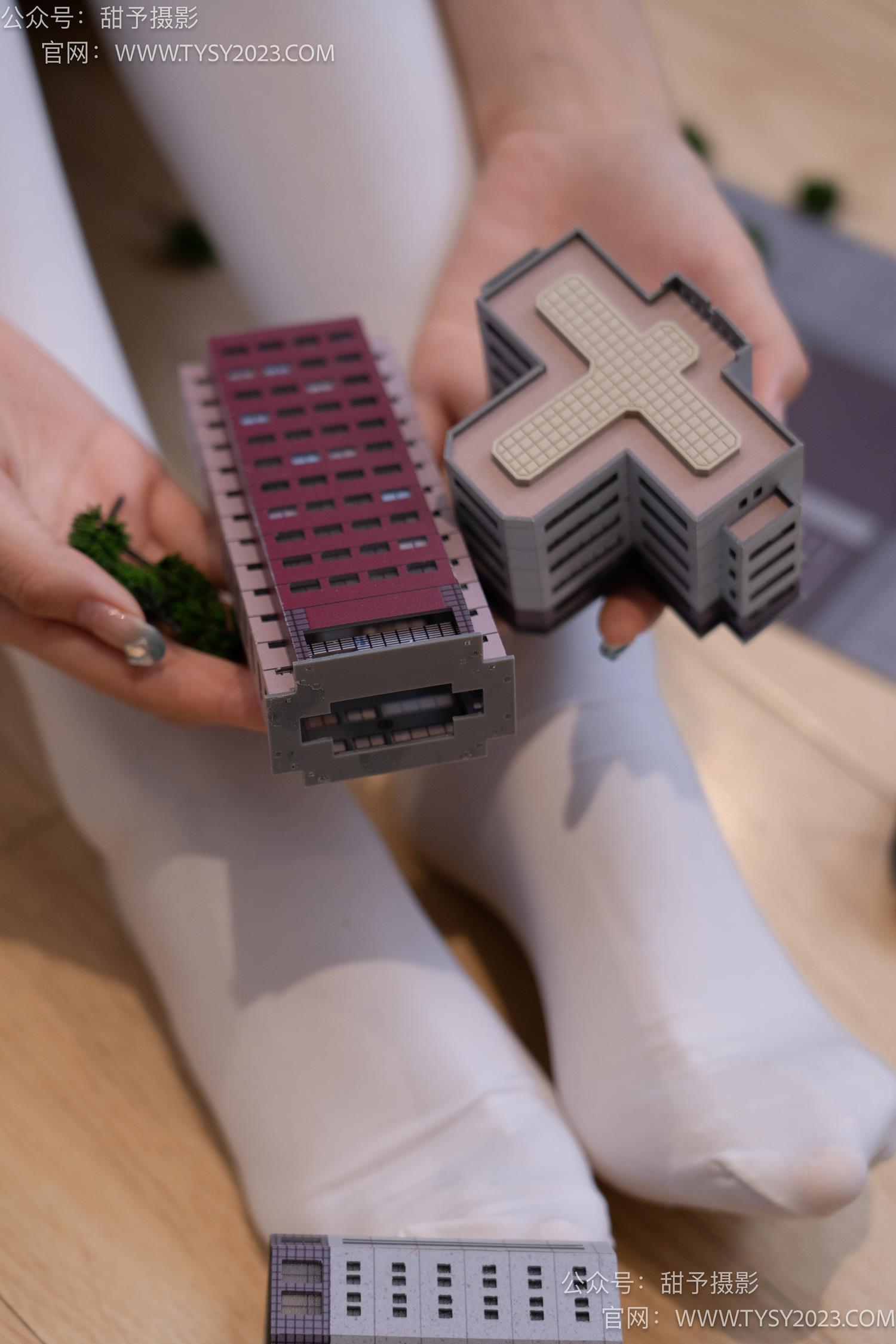 图片[115]-甜予摄影 NO.044 璇璇-修女服、高跟凉鞋、过膝白丝、小人国剧情[148P] – 速更版-美库