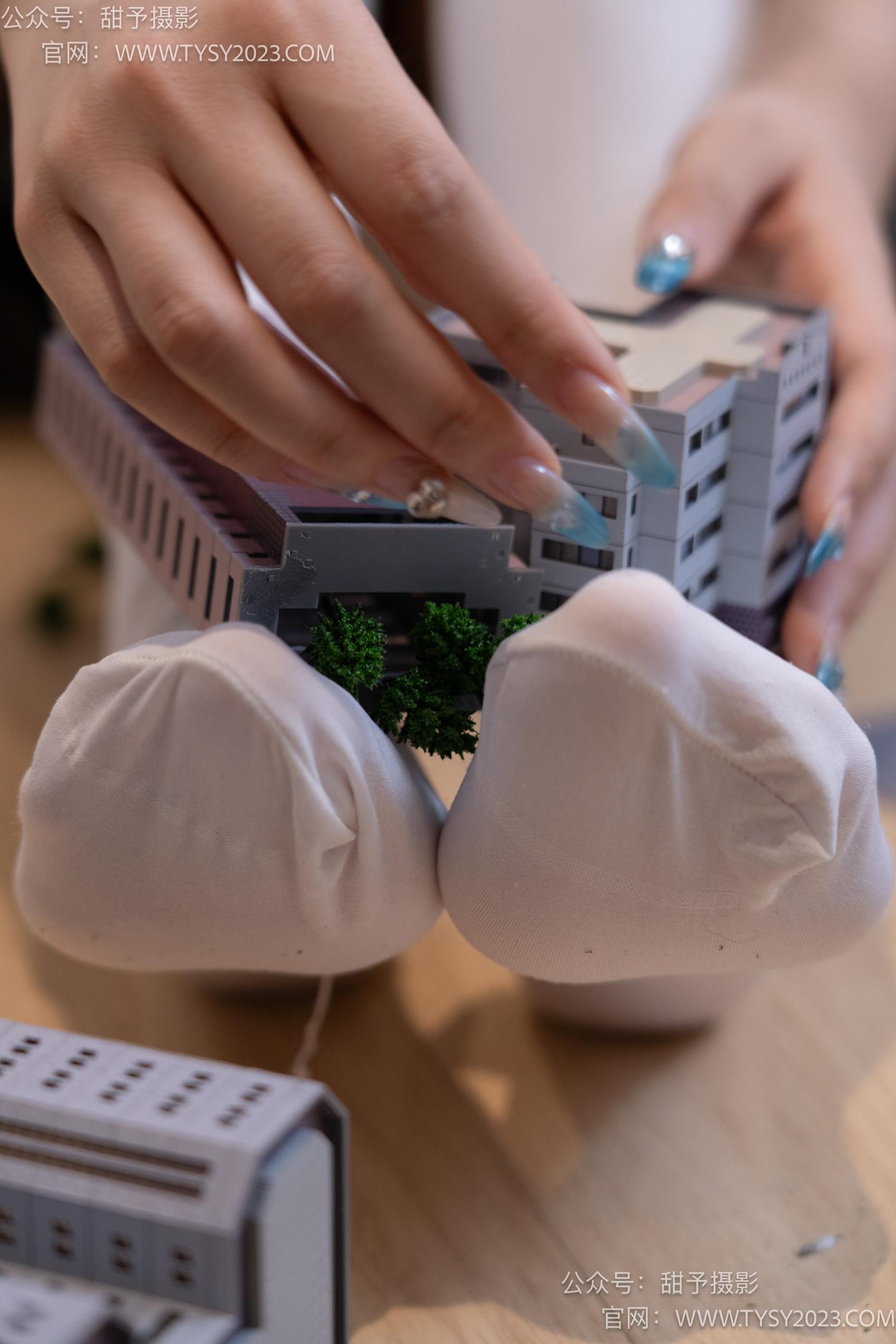 图片[116]-甜予摄影 NO.044 璇璇-修女服、高跟凉鞋、过膝白丝、小人国剧情[148P] – 速更版-美库