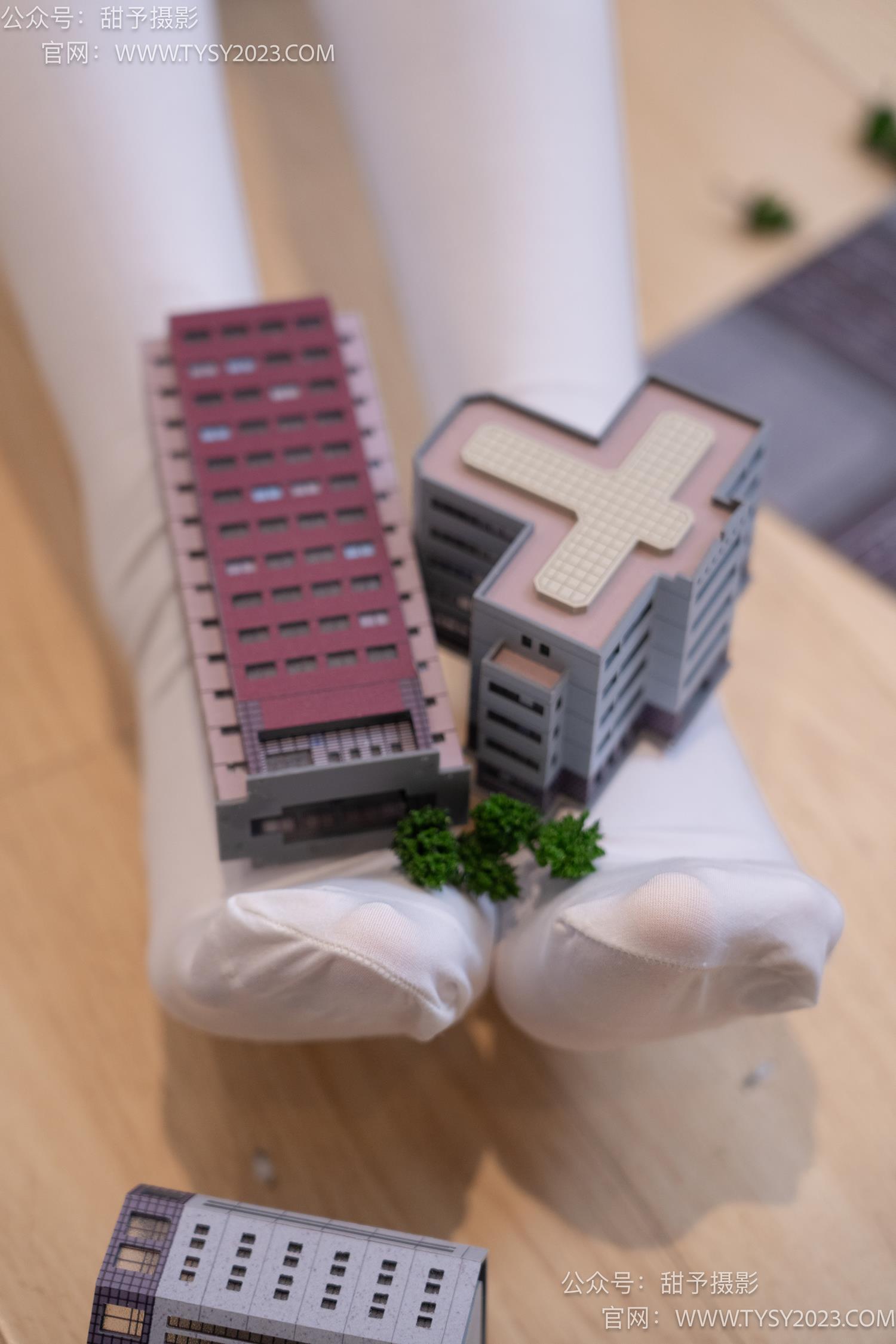 图片[117]-甜予摄影 NO.044 璇璇-修女服、高跟凉鞋、过膝白丝、小人国剧情[148P] – 速更版-美库