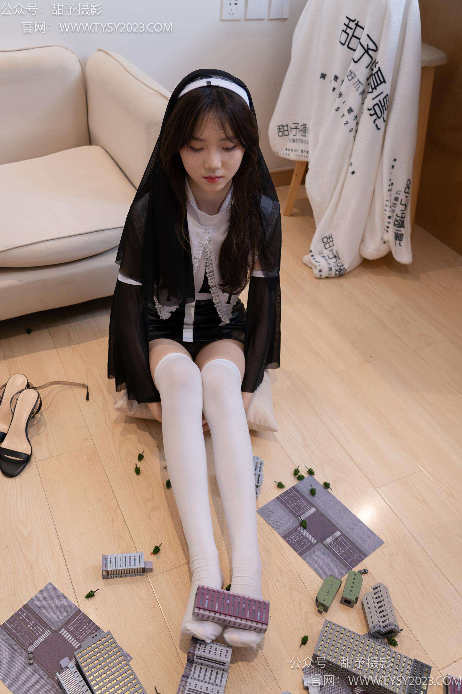 图片[119]-甜予摄影 NO.044 璇璇-修女服、高跟凉鞋、过膝白丝、小人国剧情[148P] – 速更版-美库