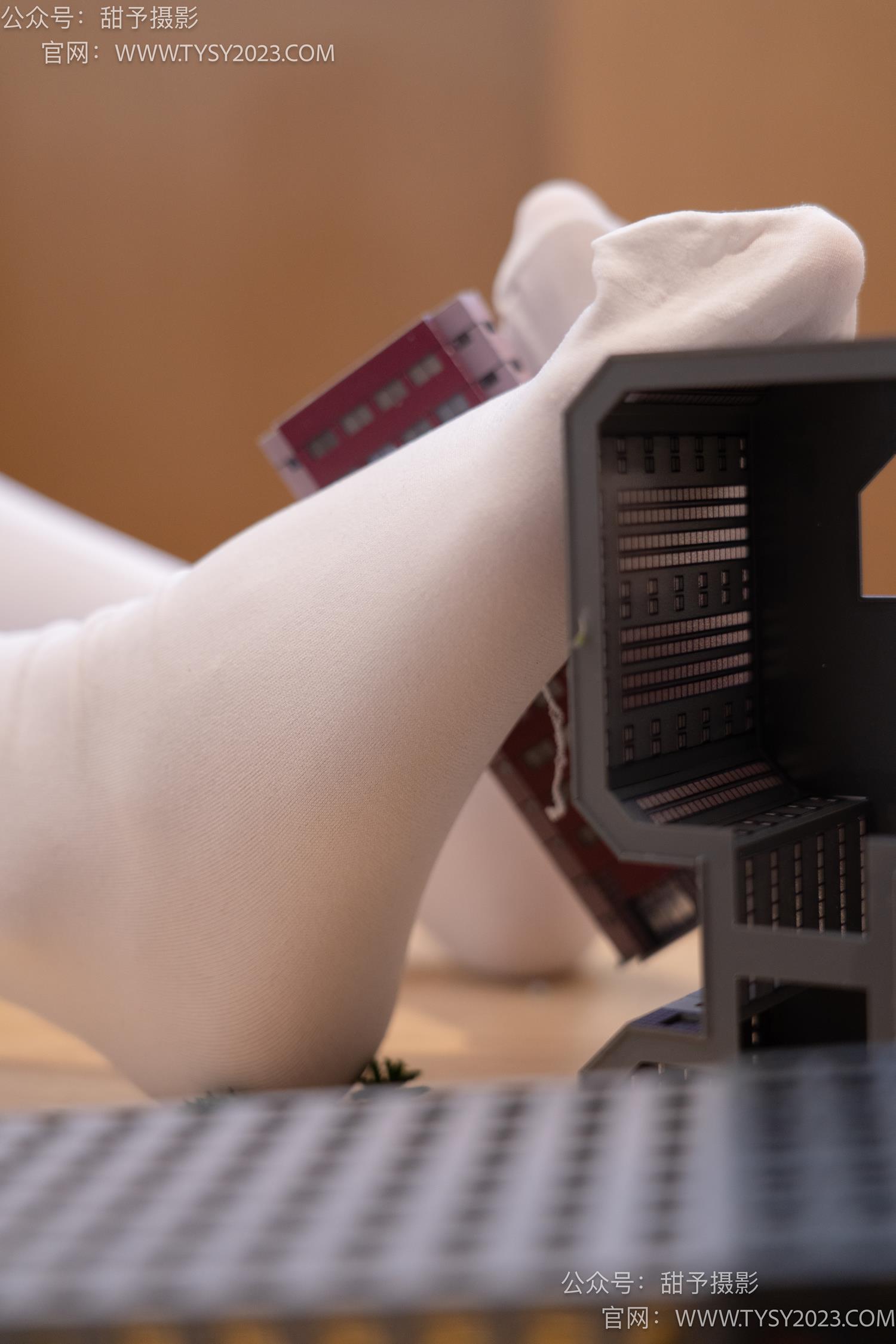 图片[123]-甜予摄影 NO.044 璇璇-修女服、高跟凉鞋、过膝白丝、小人国剧情[148P] – 速更版-美库