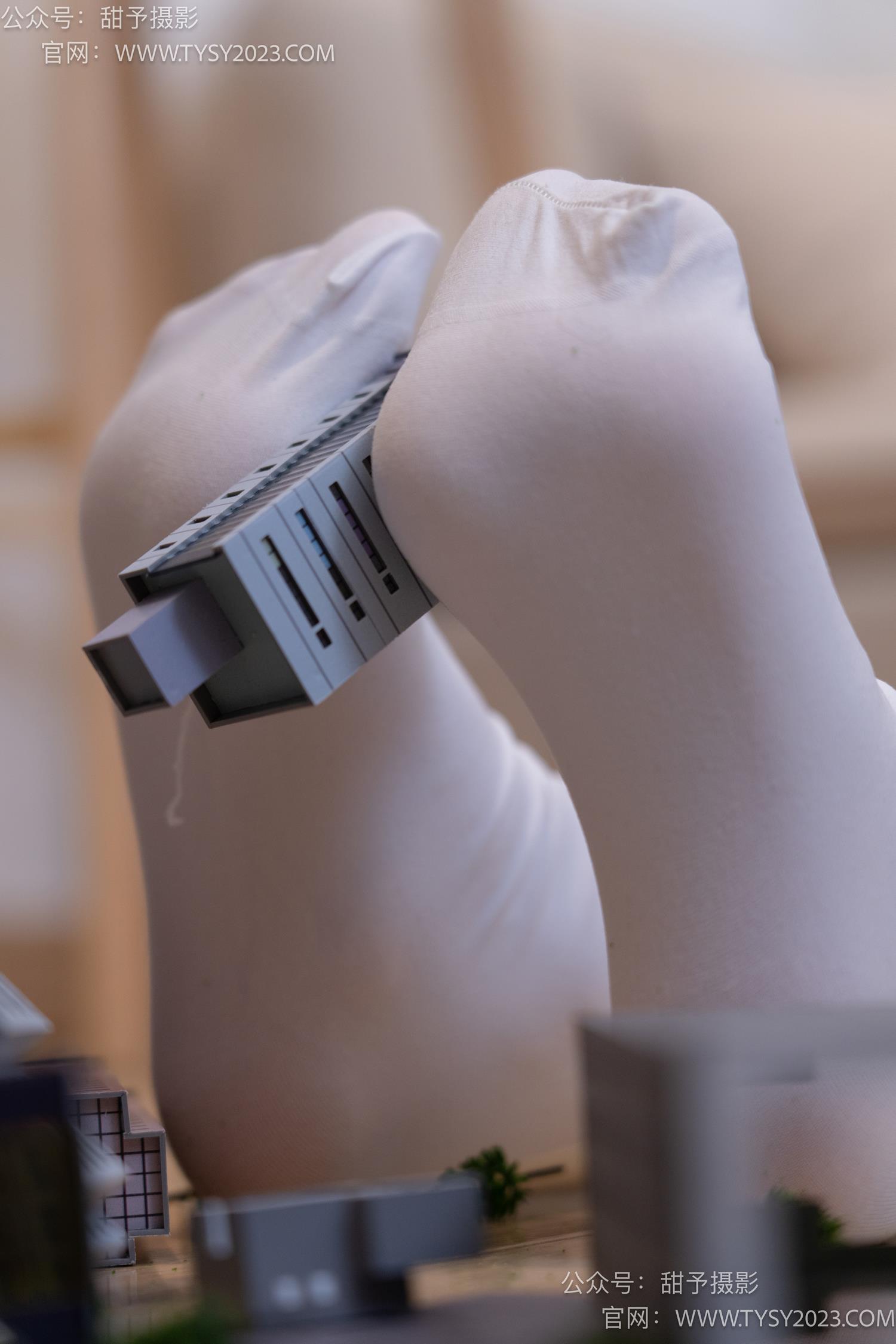 图片[126]-甜予摄影 NO.044 璇璇-修女服、高跟凉鞋、过膝白丝、小人国剧情[148P] – 速更版-美库