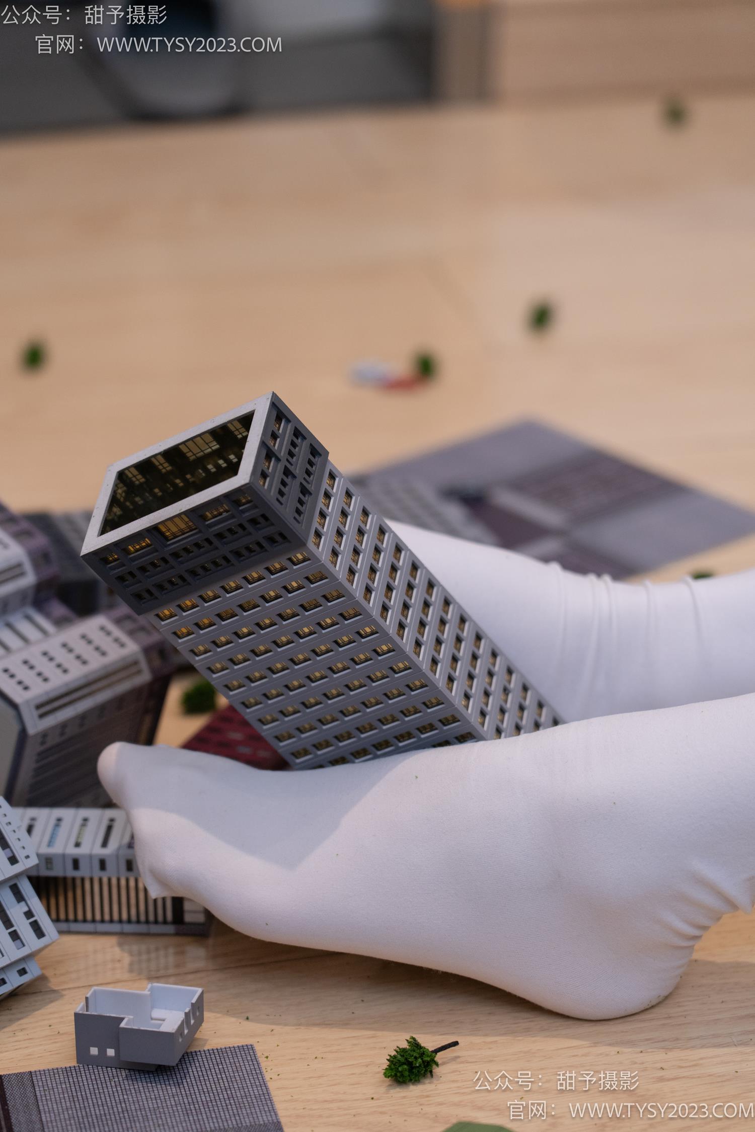 图片[130]-甜予摄影 NO.044 璇璇-修女服、高跟凉鞋、过膝白丝、小人国剧情[148P] – 速更版-美库