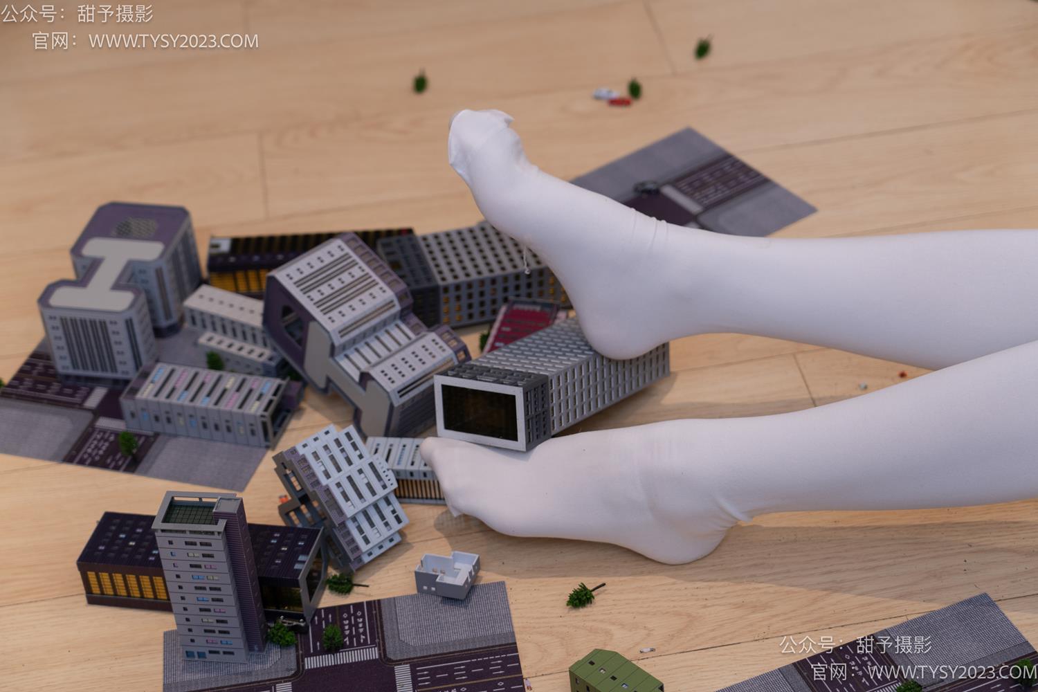 图片[132]-甜予摄影 NO.044 璇璇-修女服、高跟凉鞋、过膝白丝、小人国剧情[148P] – 速更版-美库