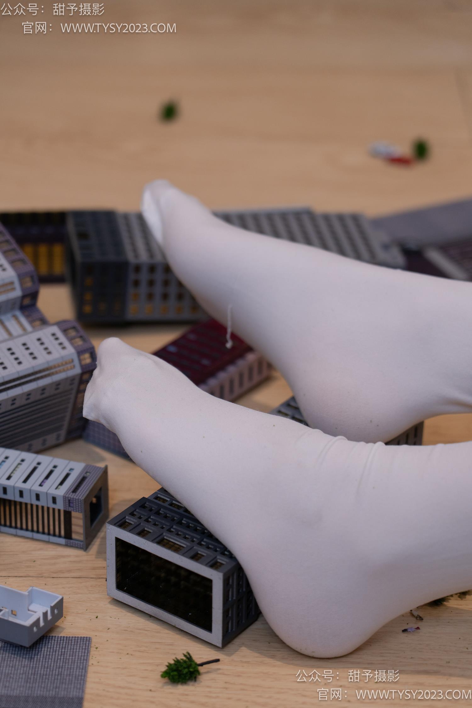 图片[135]-甜予摄影 NO.044 璇璇-修女服、高跟凉鞋、过膝白丝、小人国剧情[148P] – 速更版-美库