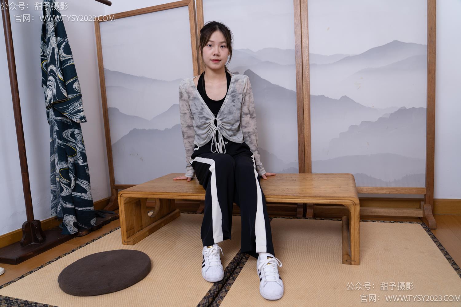 图片[18]-甜予摄影 NO.046 双双-板鞋、白棉袜、裸足[129P] – 速更版-美库