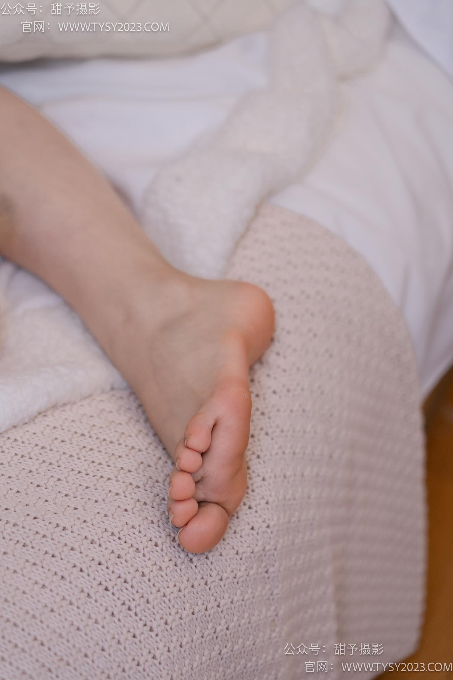 图片[123]-甜予摄影 NO.057 鱼鱼-制服、透明高跟鞋、自然穿脏白棉袜、裸足[139P] – 速更版-美库