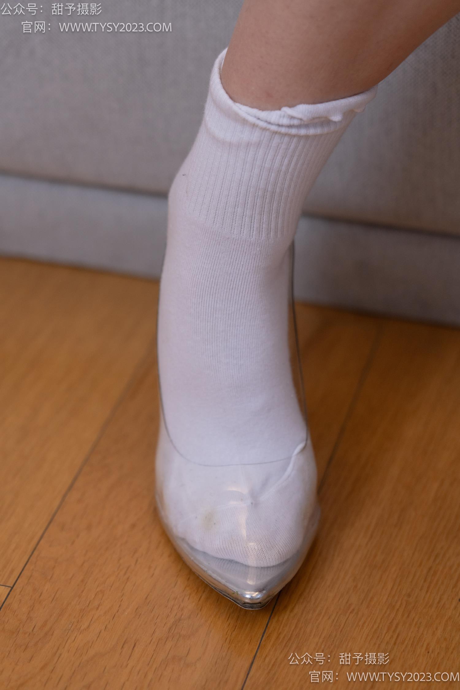 图片[140]-甜予摄影 NO.057 鱼鱼-制服、透明高跟鞋、自然穿脏白棉袜、裸足[139P] – 速更版-美库