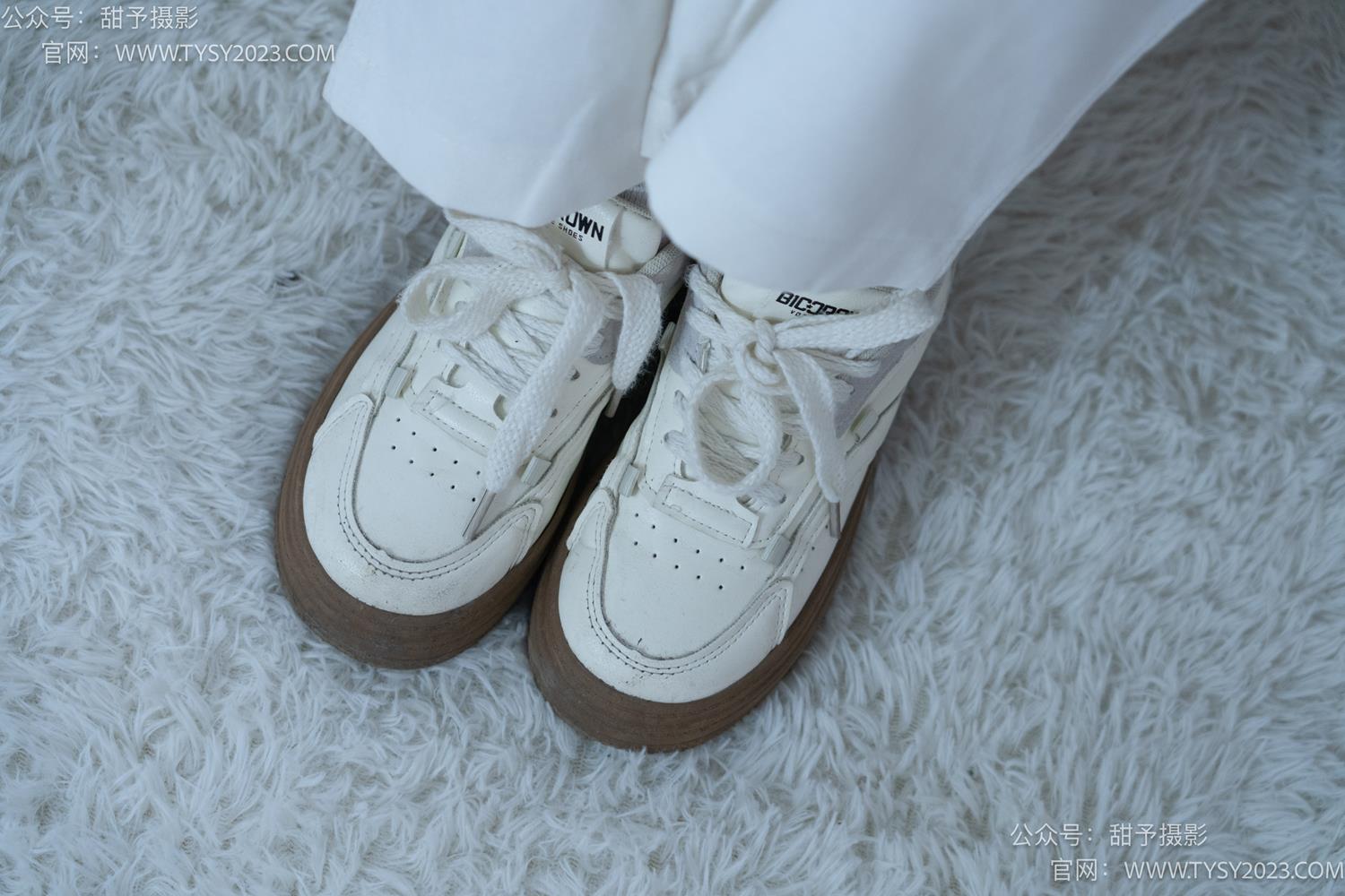 图片[13]-甜予摄影 NO.060 梨子-板鞋、脏白棉袜、裸足[114P] – 速更版-美库