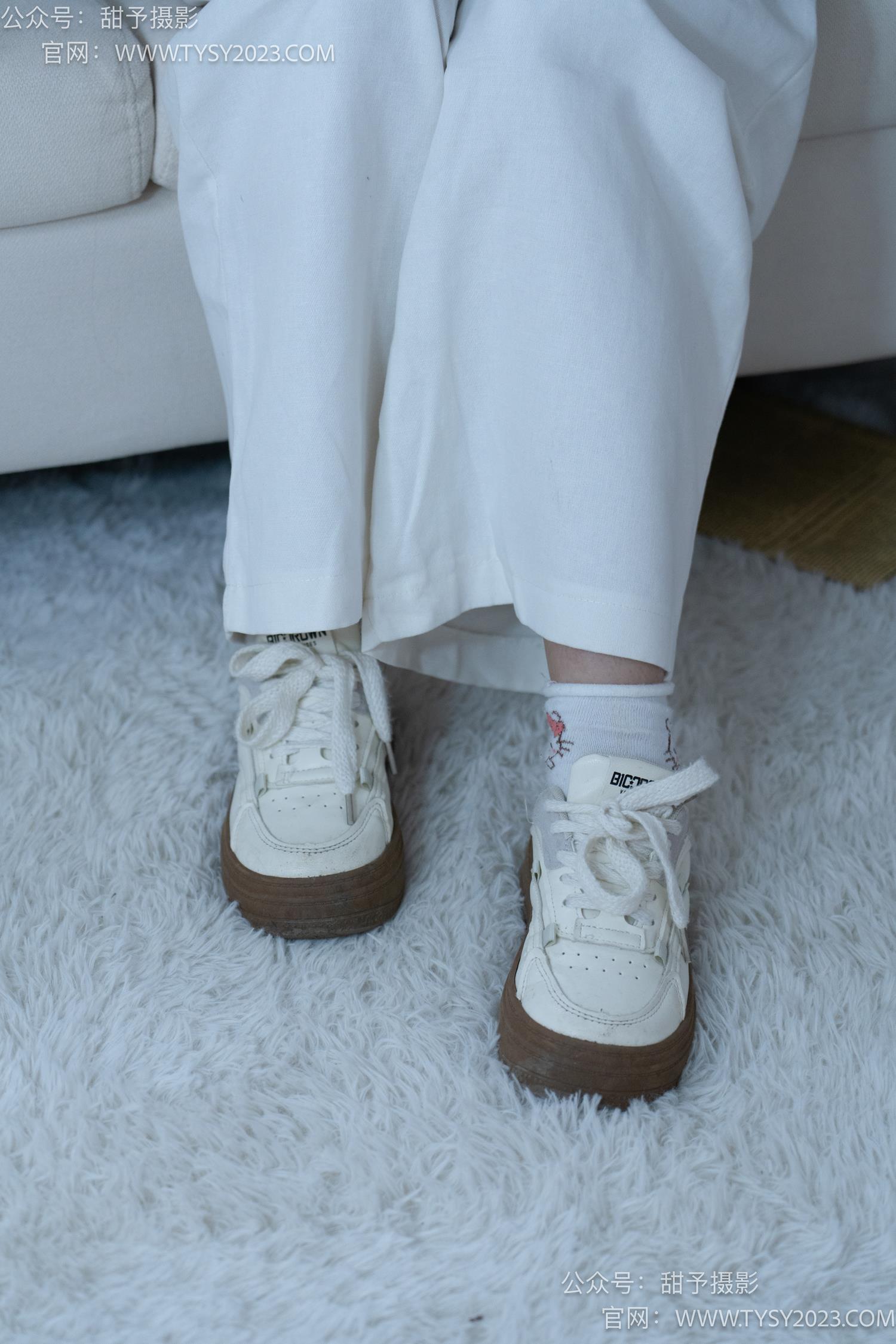 图片[20]-甜予摄影 NO.060 梨子-板鞋、脏白棉袜、裸足[114P] – 速更版-美库