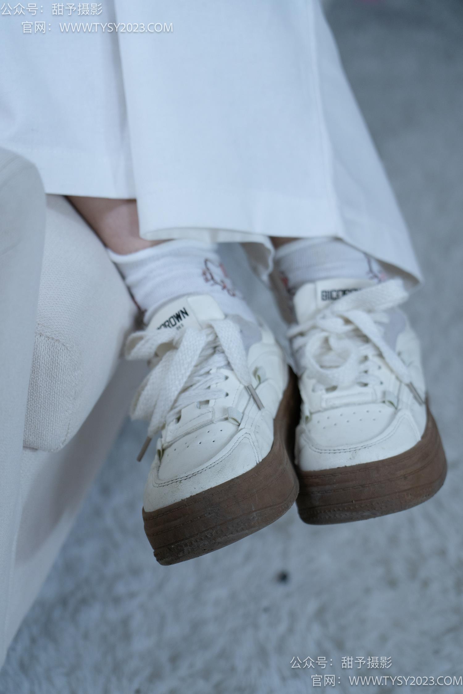 图片[24]-甜予摄影 NO.060 梨子-板鞋、脏白棉袜、裸足[114P] – 速更版-美库