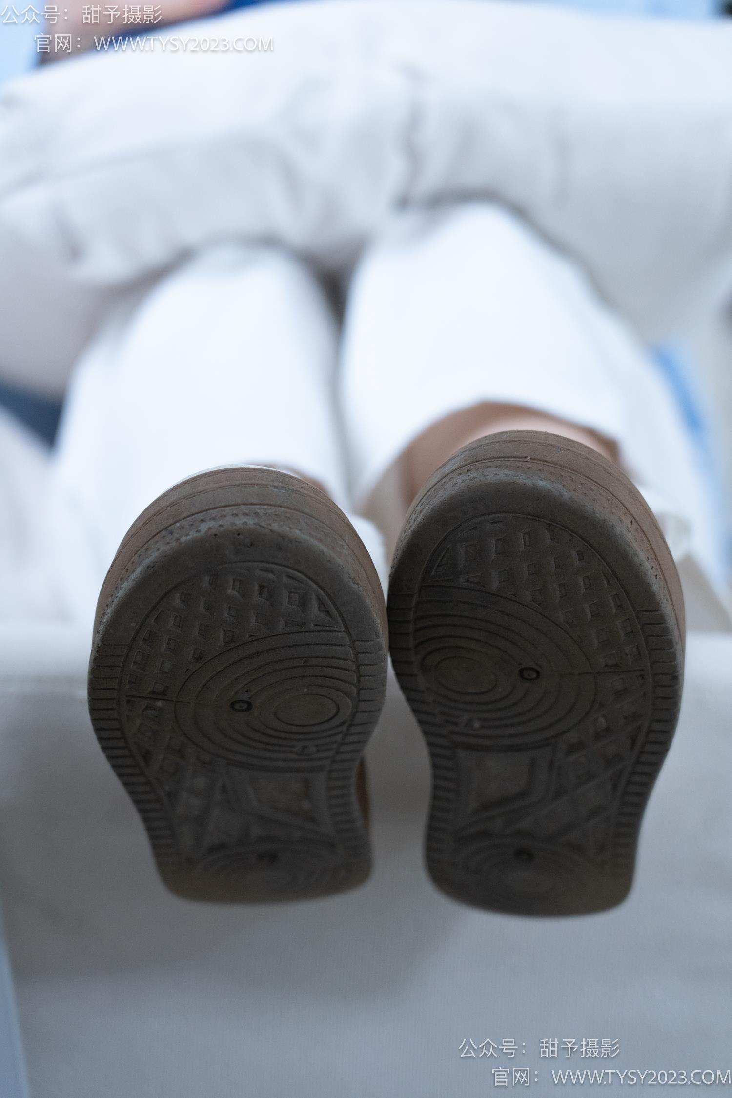 图片[31]-甜予摄影 NO.060 梨子-板鞋、脏白棉袜、裸足[114P] – 速更版-美库