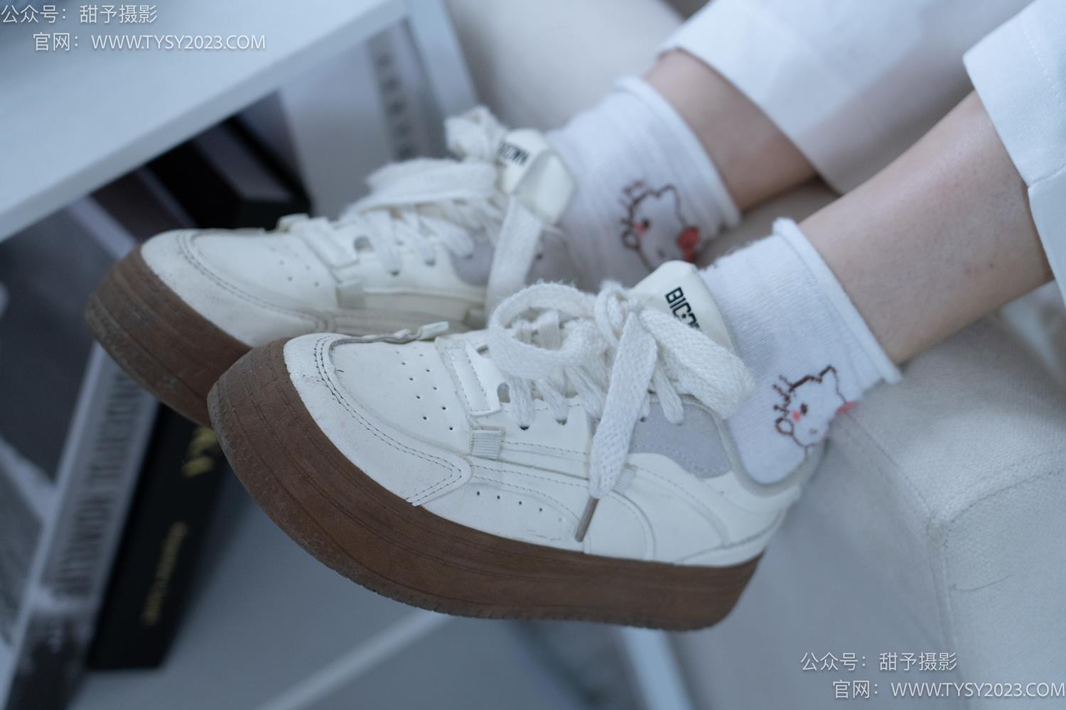 图片[32]-甜予摄影 NO.060 梨子-板鞋、脏白棉袜、裸足[114P] – 速更版-美库