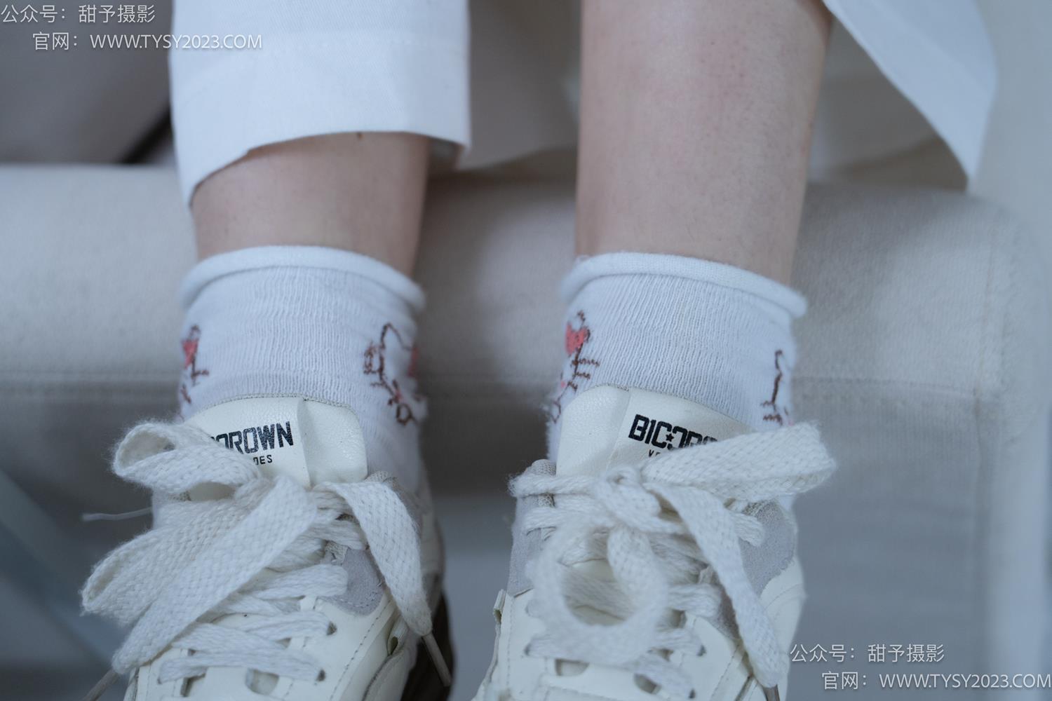 图片[33]-甜予摄影 NO.060 梨子-板鞋、脏白棉袜、裸足[114P] – 速更版-美库