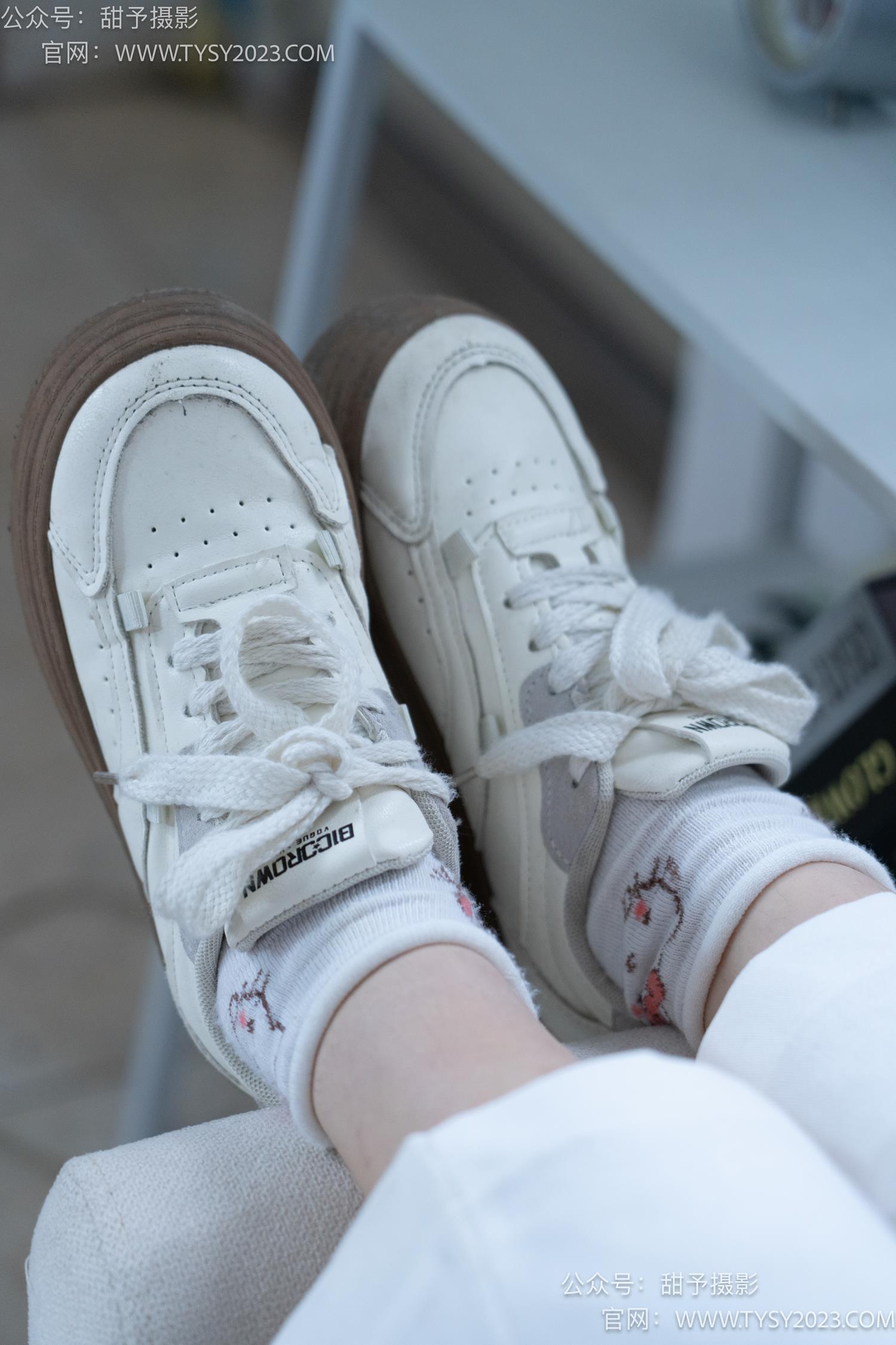 图片[37]-甜予摄影 NO.060 梨子-板鞋、脏白棉袜、裸足[114P] – 速更版-美库