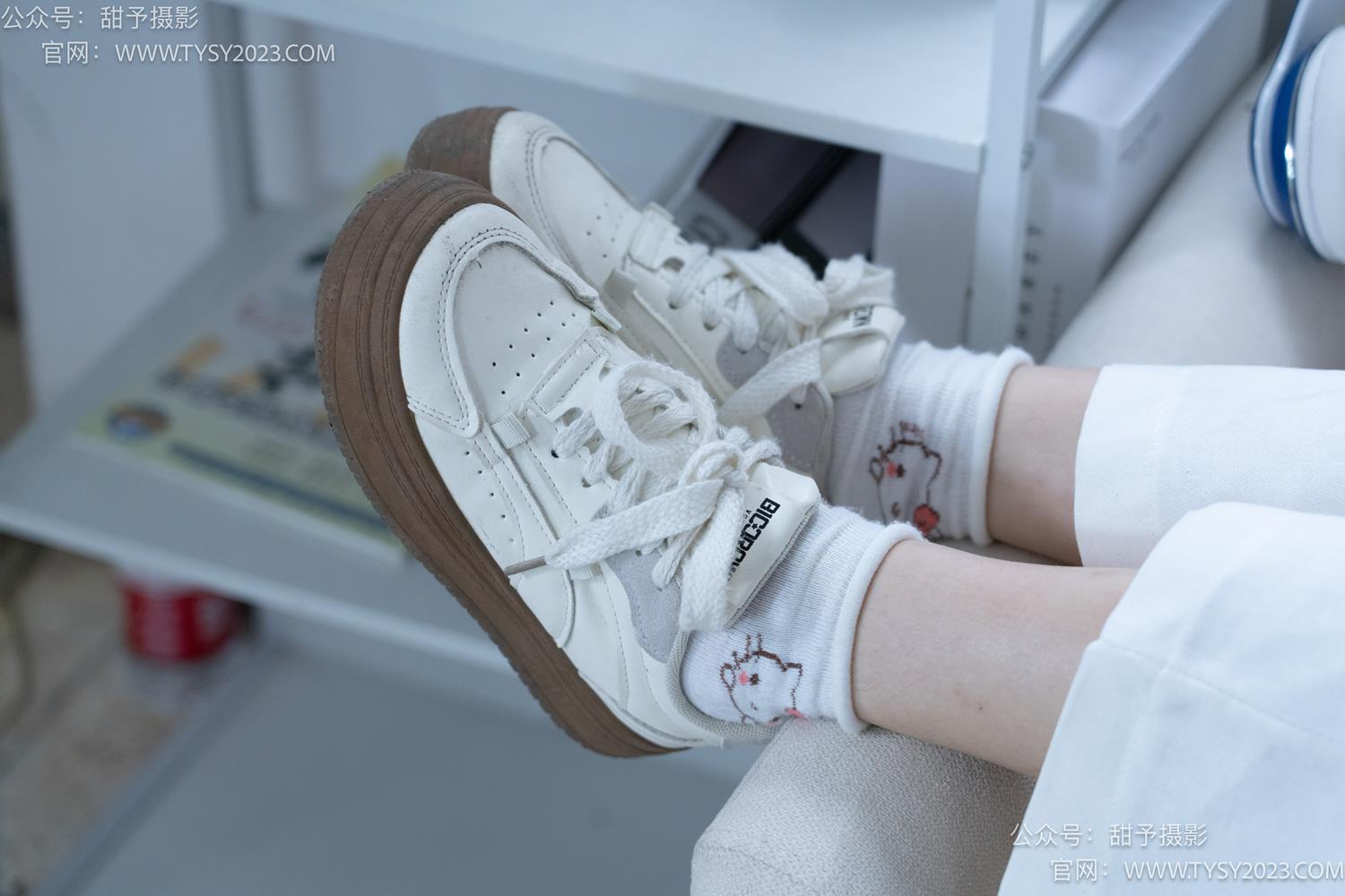 图片[39]-甜予摄影 NO.060 梨子-板鞋、脏白棉袜、裸足[114P] – 速更版-美库