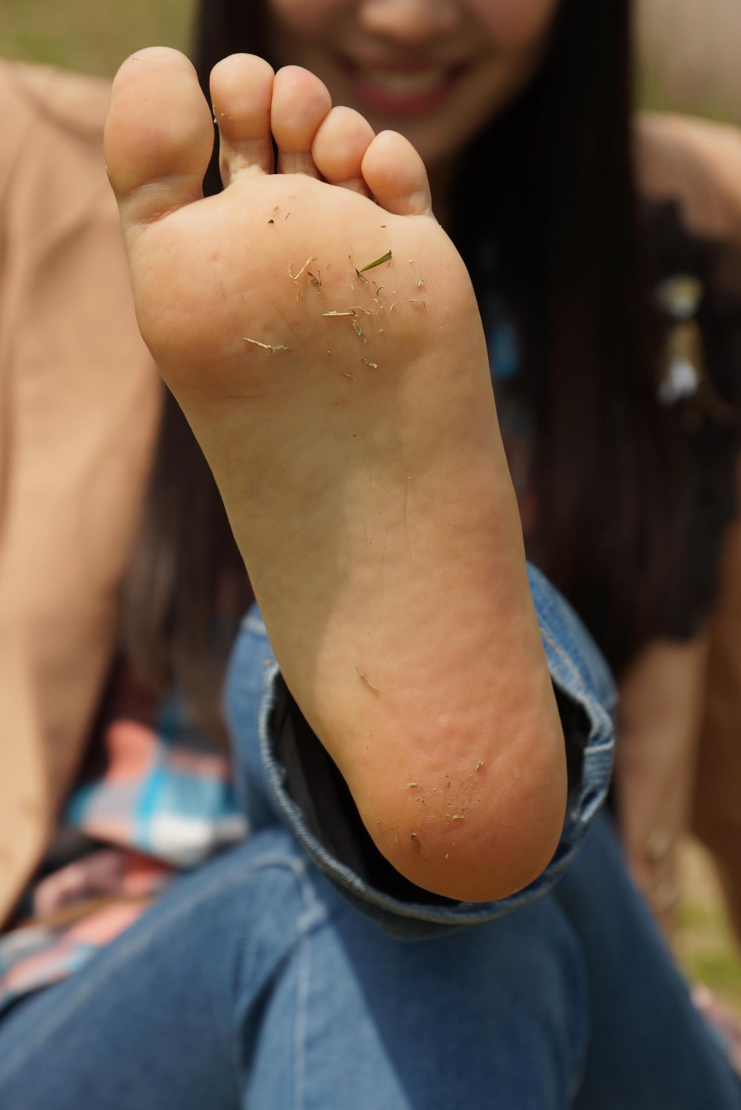 图片[32]-自由摄影 No.310 云云草地嘿丝变裸足 [43P] – 速更版-美库