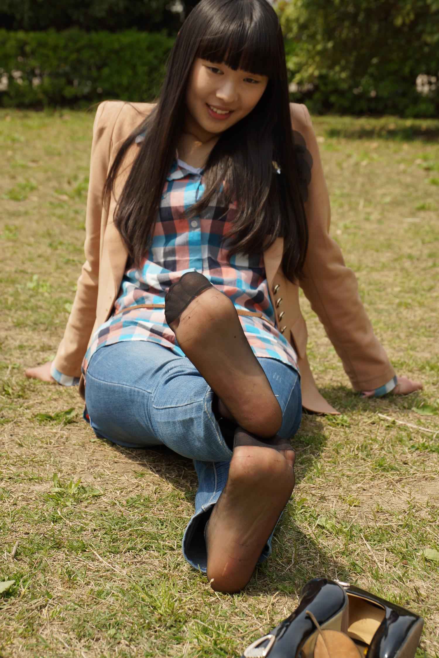 图片[25]-自由摄影 No.310 云云草地嘿丝变裸足 [43P] – 速更版-美库