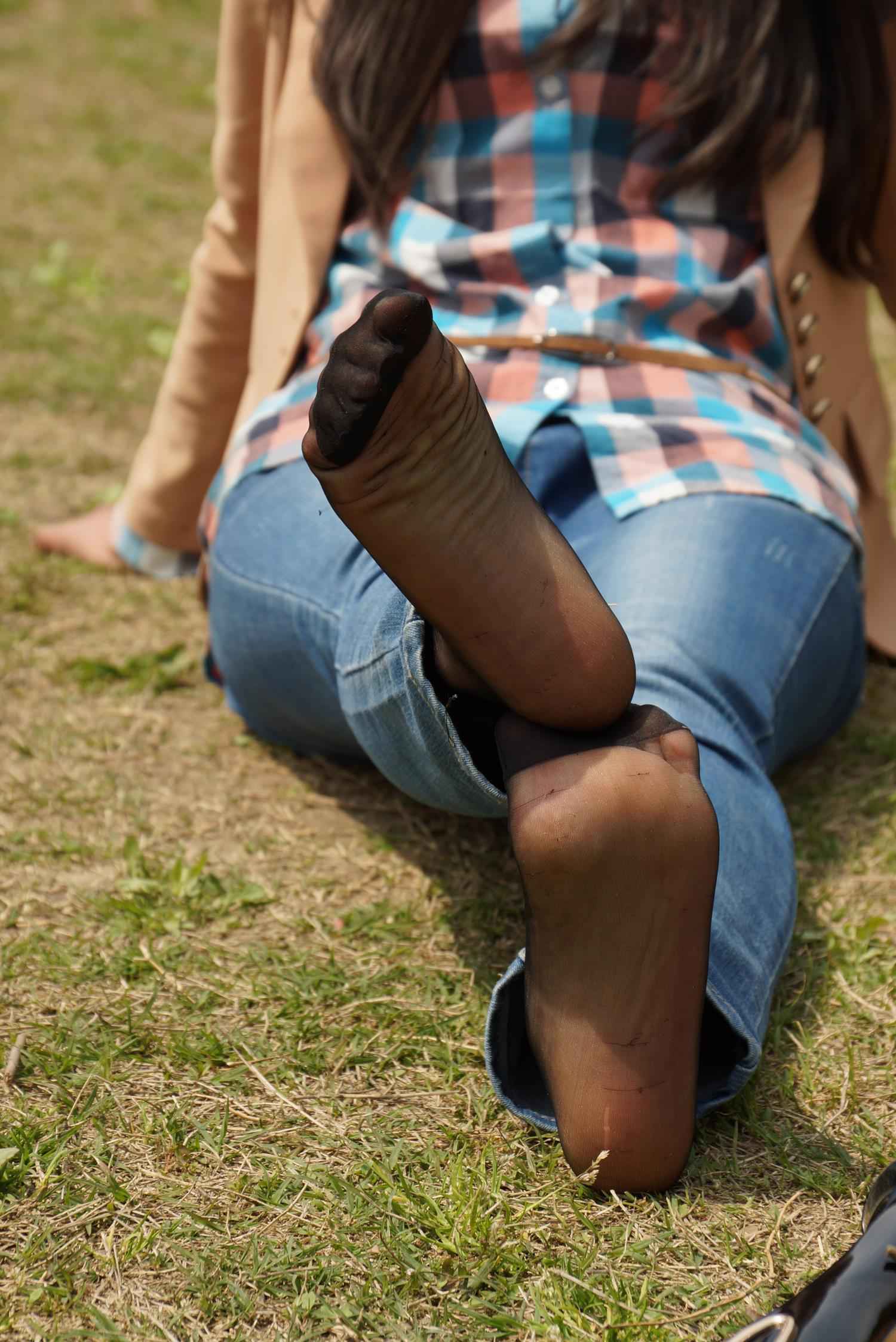 图片[29]-自由摄影 No.310 云云草地嘿丝变裸足 [43P] – 速更版-美库