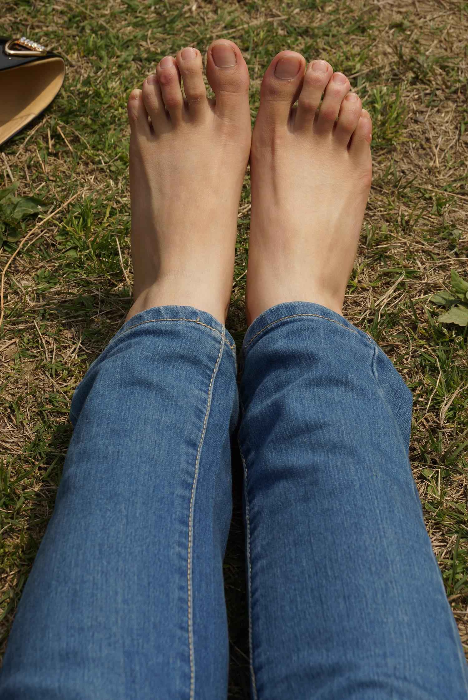 图片[41]-自由摄影 No.310 云云草地嘿丝变裸足 [43P] – 速更版-美库